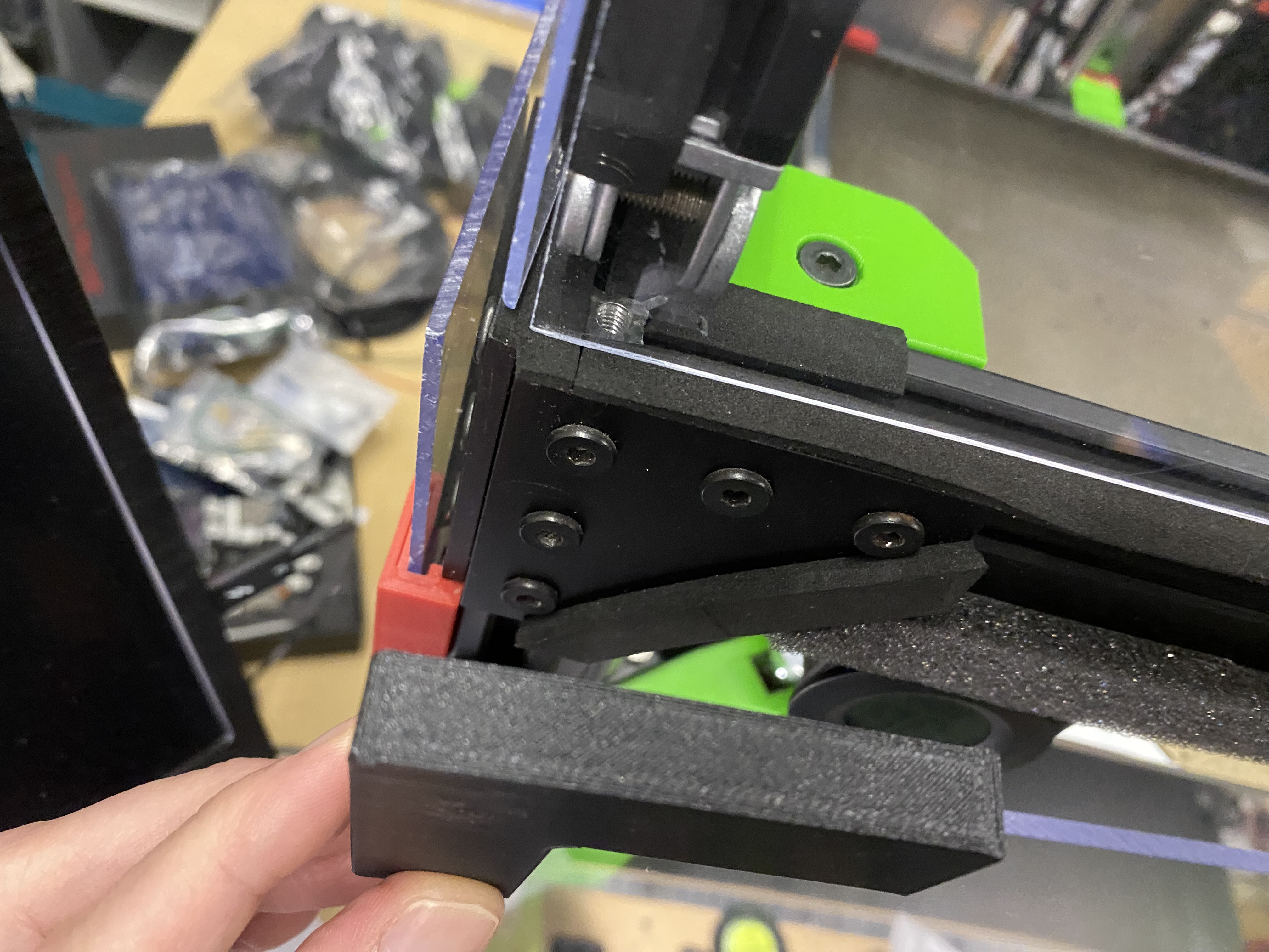 Magnetic corner for 2020 extrusions