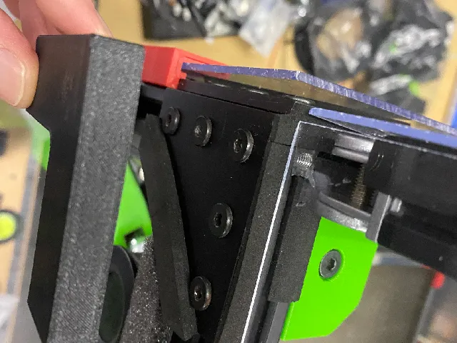 Magnetic corner for 2020 extrusions