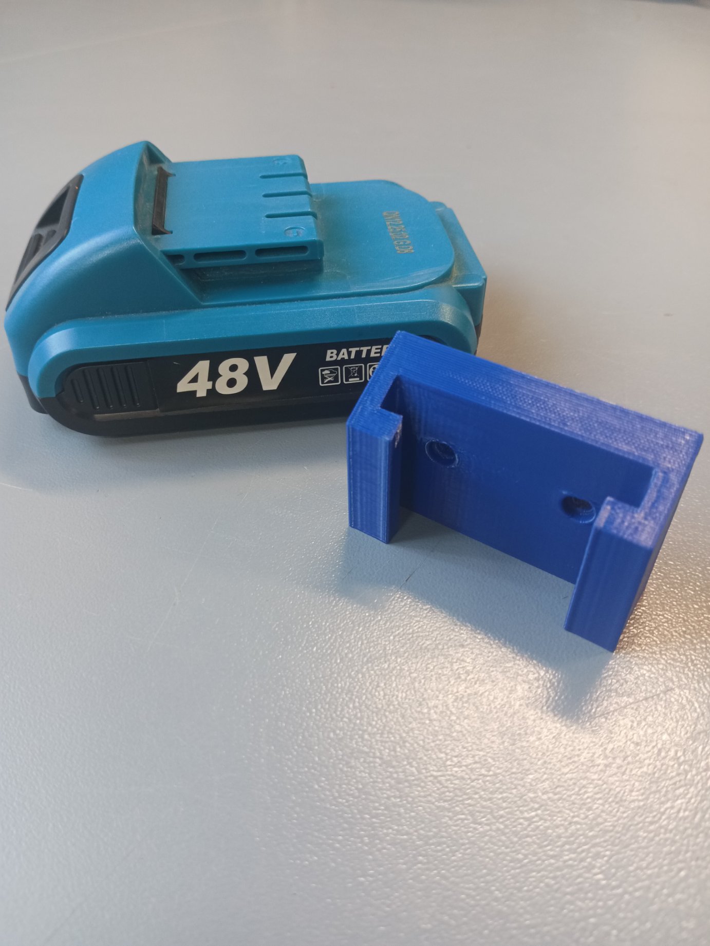 Fixing the drill battery to the wall
