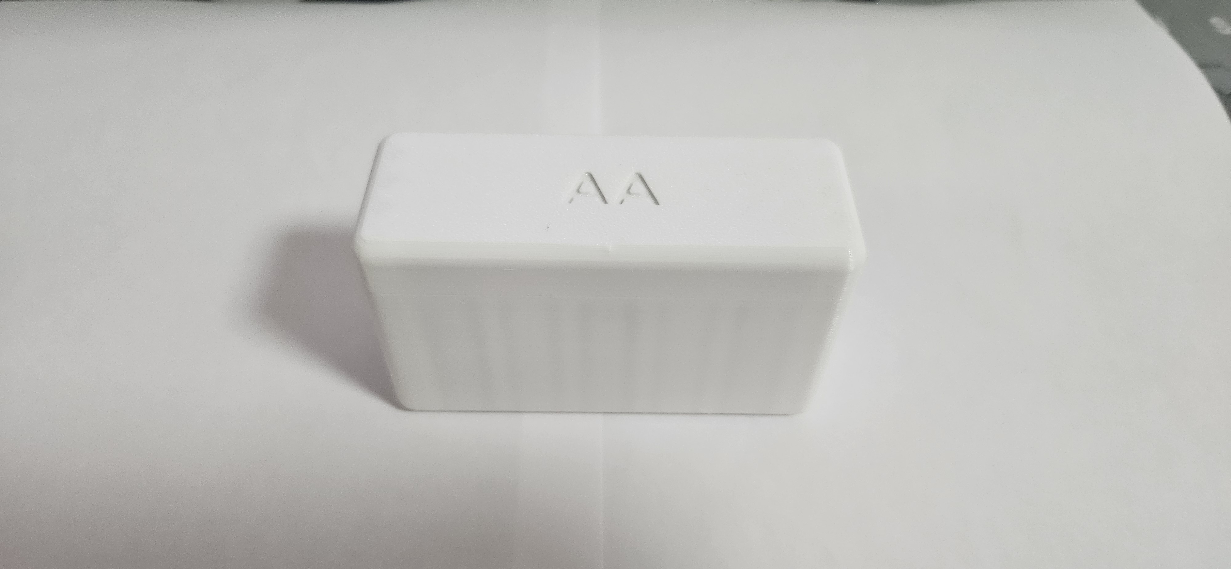Battery box (12 AAA or 10 AA) with magnetic cover