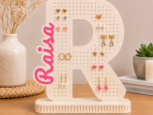 Initial earring holder with name - Raisa