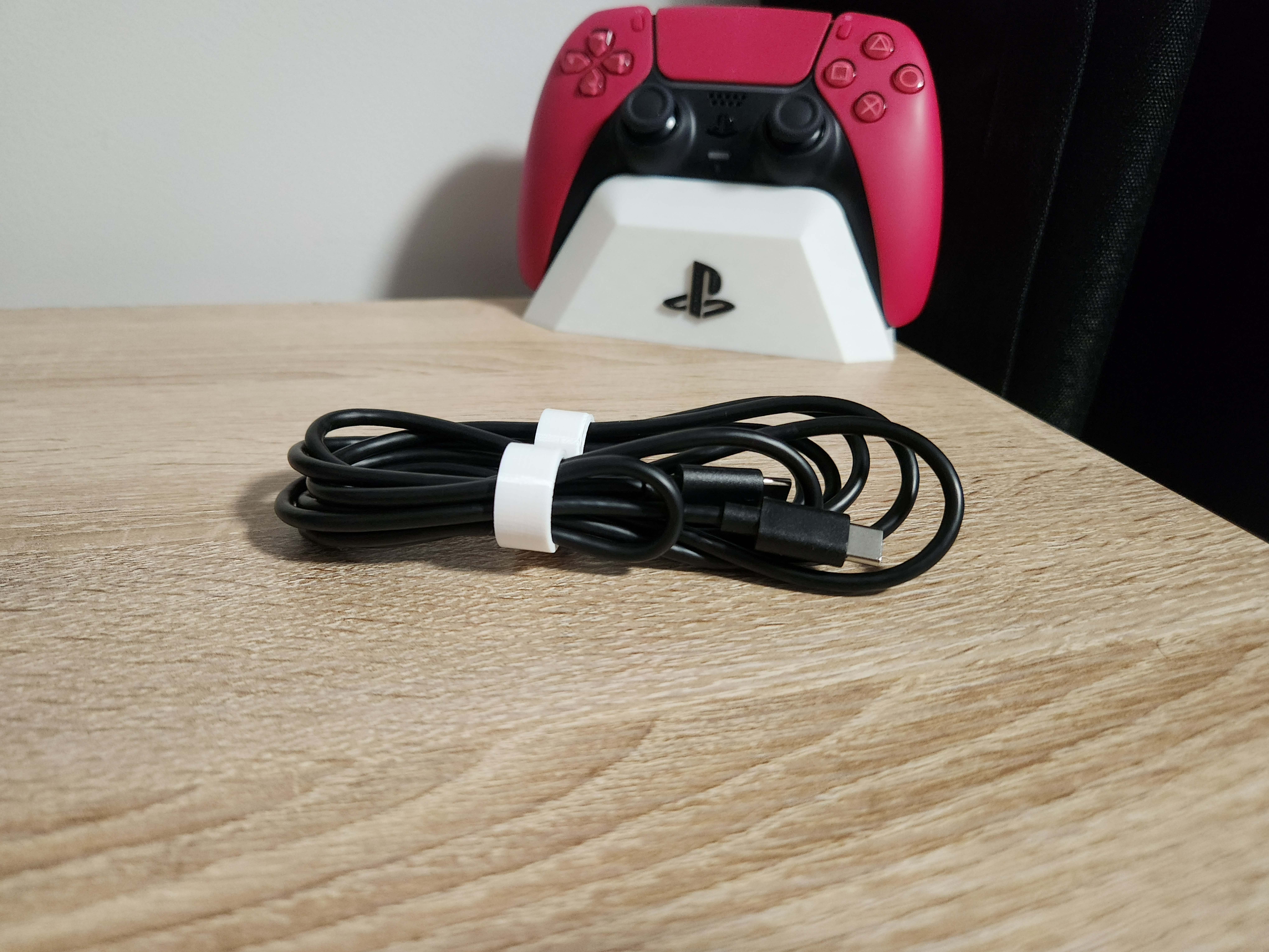 Modern simplistic cable holder — thumbnail 3