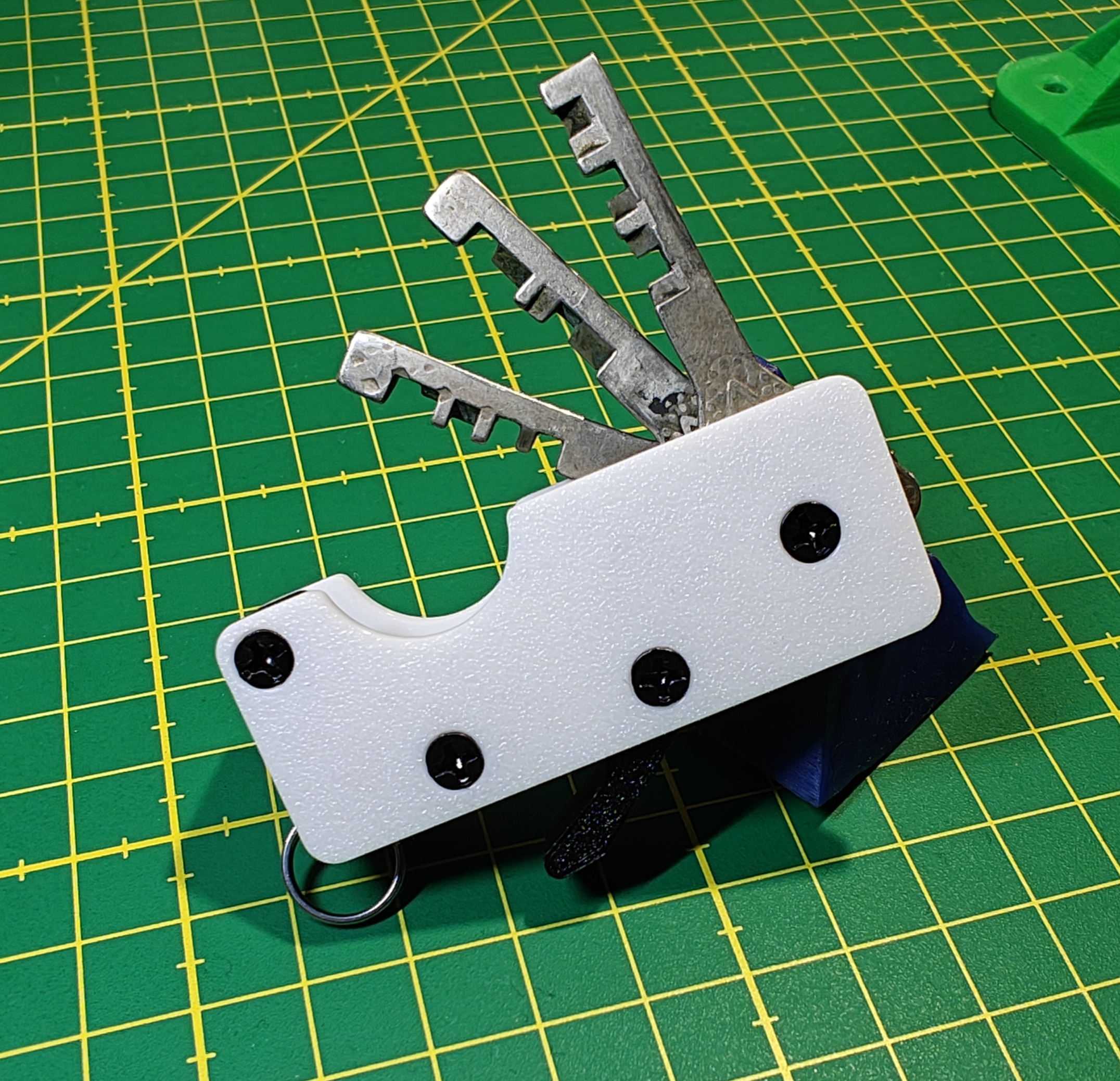 FlipKey - Key organizer with lever action