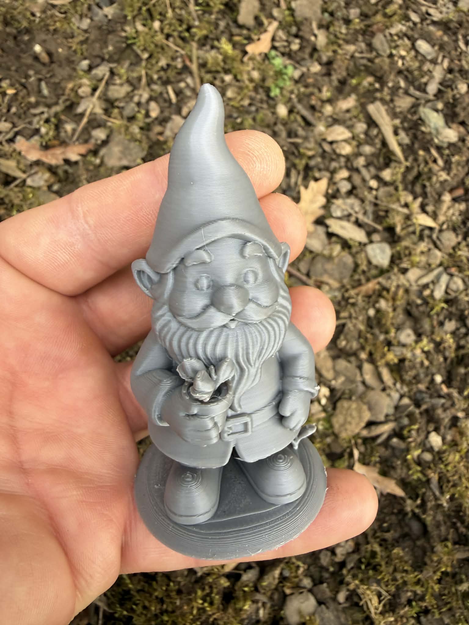 Garden gnome with tools — miniatura 2