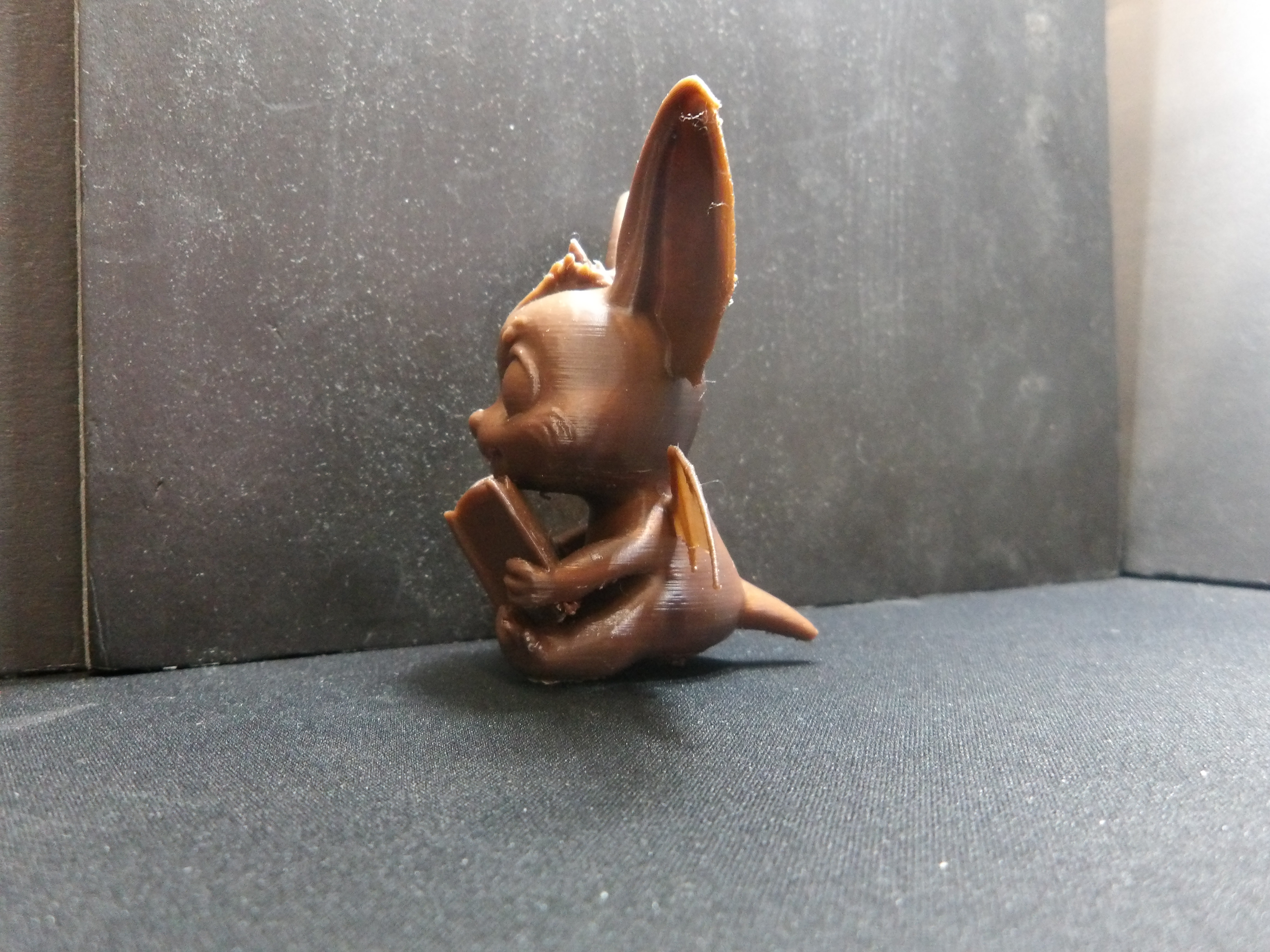 Miniatura 2 do modelo 3D Bat reading a book.