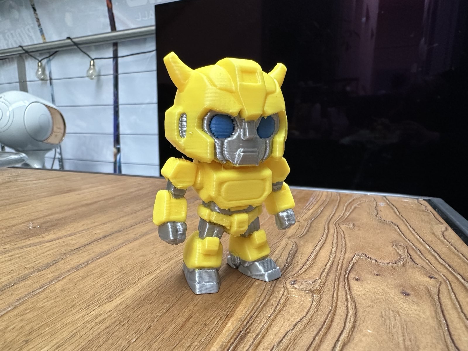 Miniatura 2 do modelo 3D Transformers bumblebe Deskbuddy