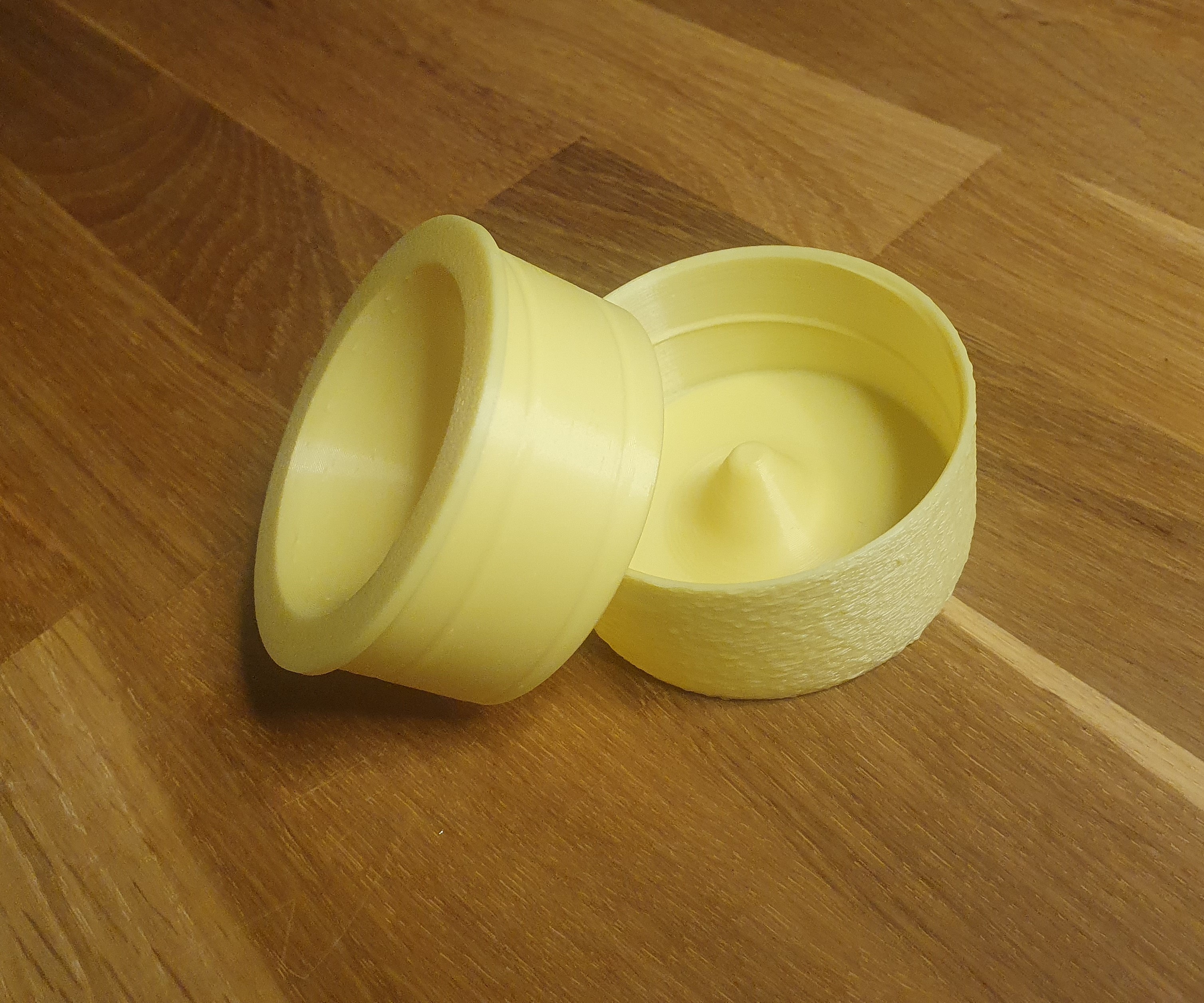 Luminous ashtray with thread