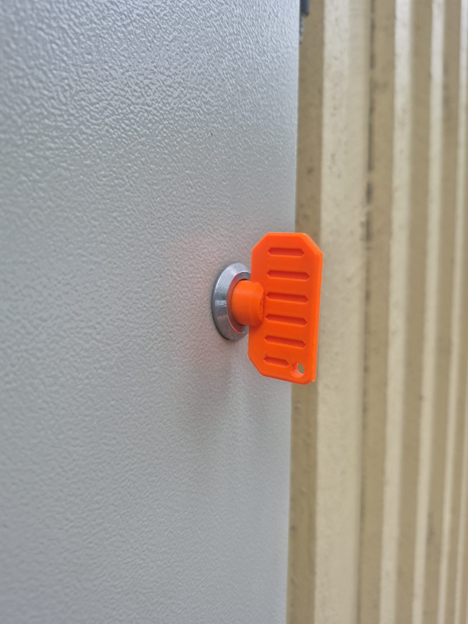Triangular switchboard cabinet key — thumbnail 4