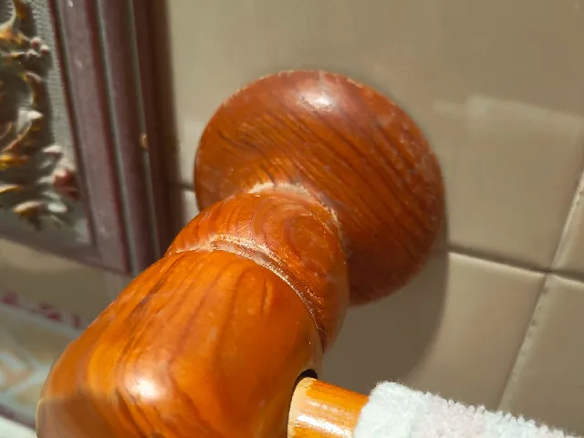 Soporte para toallero de madera antiguo.