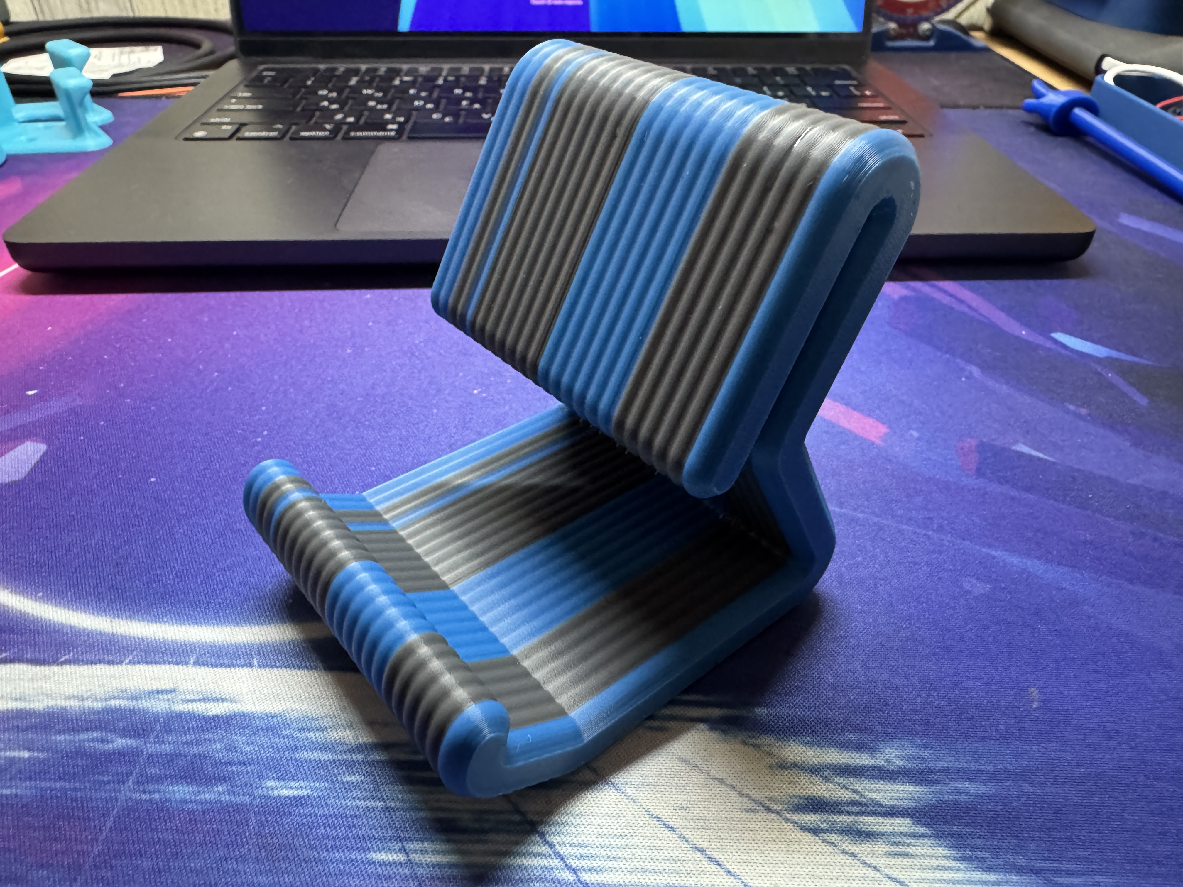 Parametrical Ribbed Phone Stand (Solidworks)