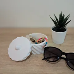 Twisted jewelry box