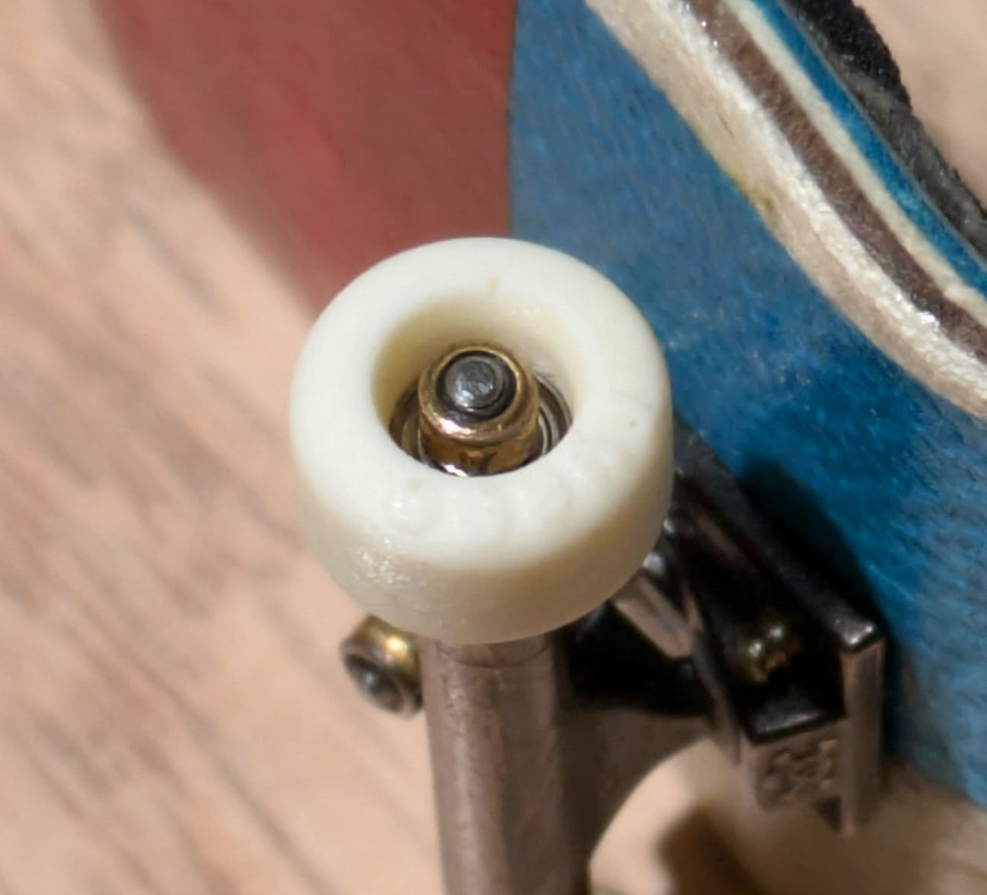 DIY fingerboard wheels (internal bearing lock edition)