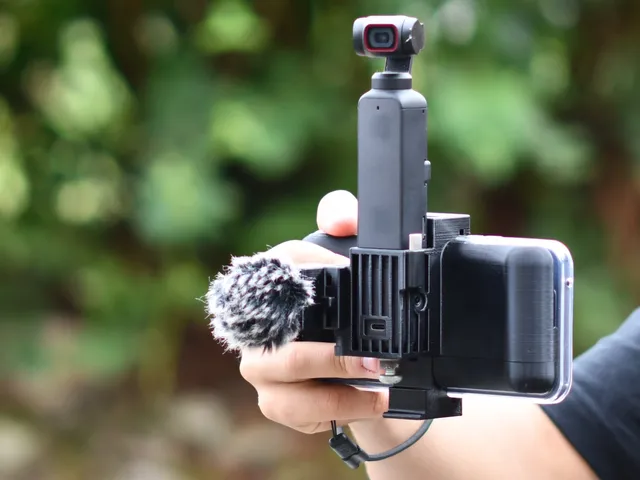 DJI pocket 2 phone and mic holder with handles