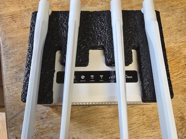 GL.iNet Puli and Spitz AX Antenna Bracket
