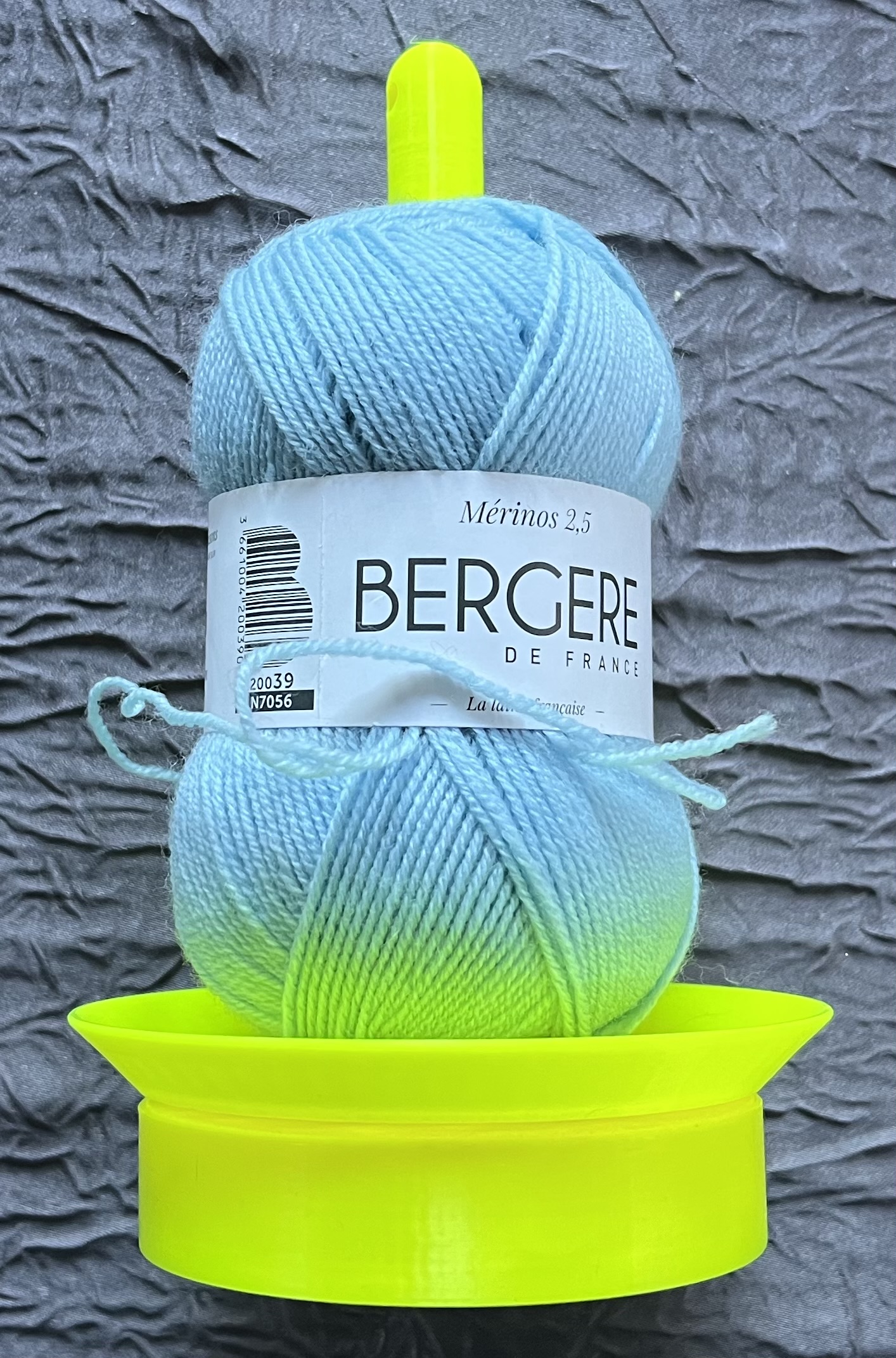 Yarn holder / Support de pelote