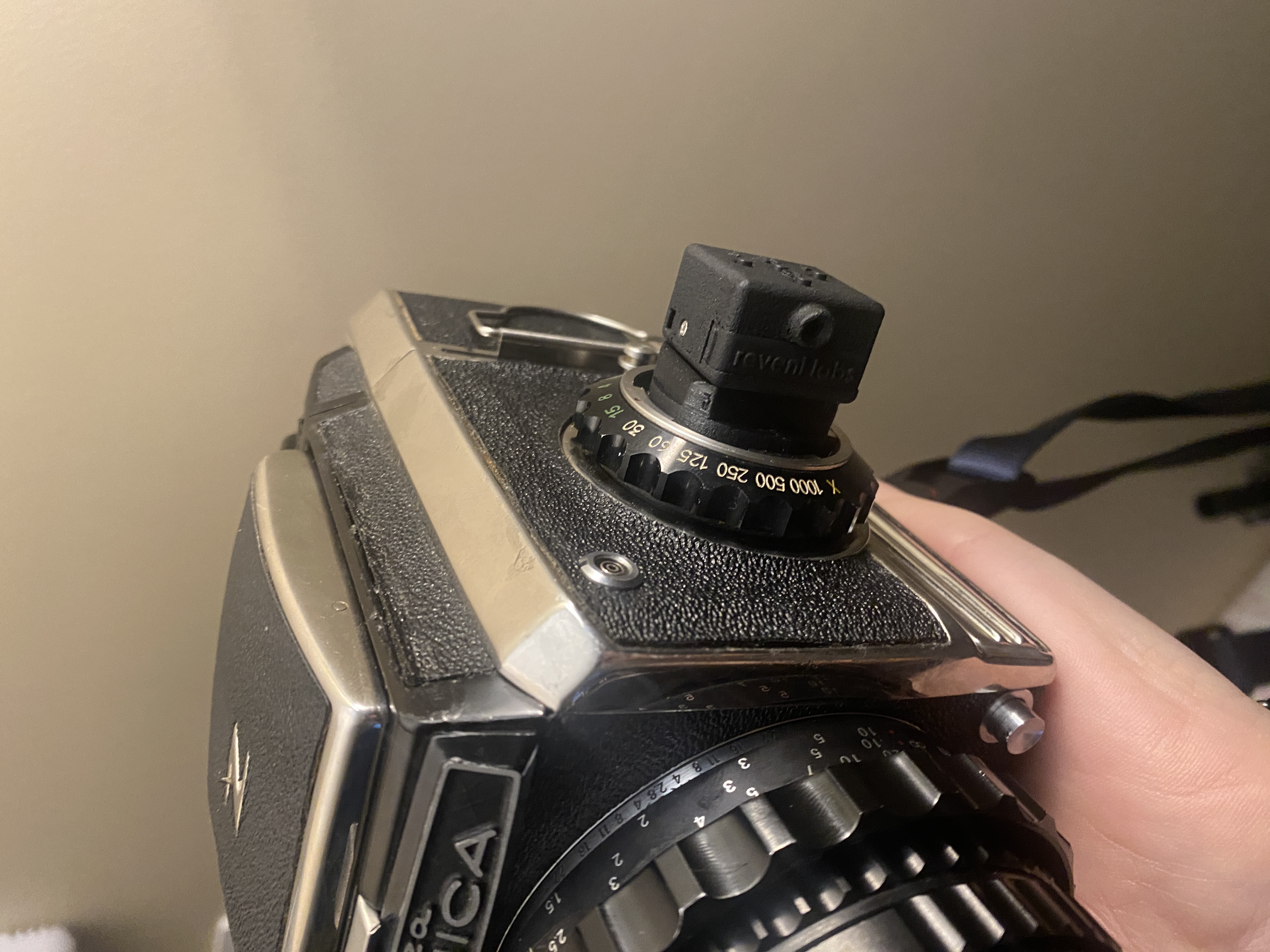 Bayonet cold shoe for Bronica