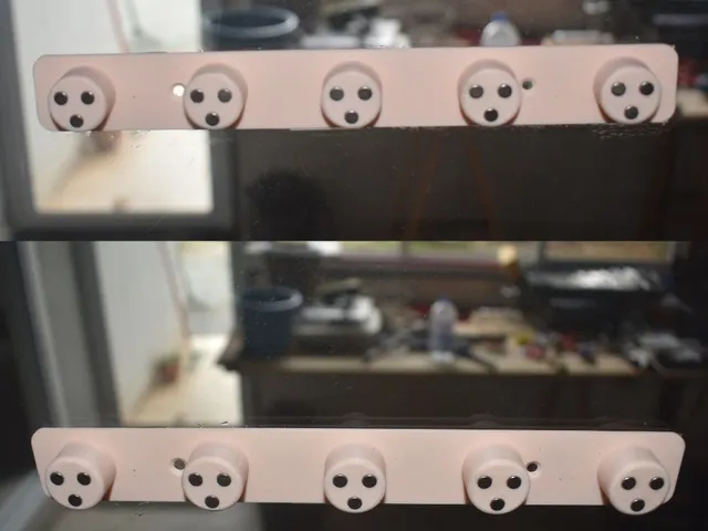 Soporte de imanes para cuchillos / Suporte magnético para facas / Magnetic knife holder