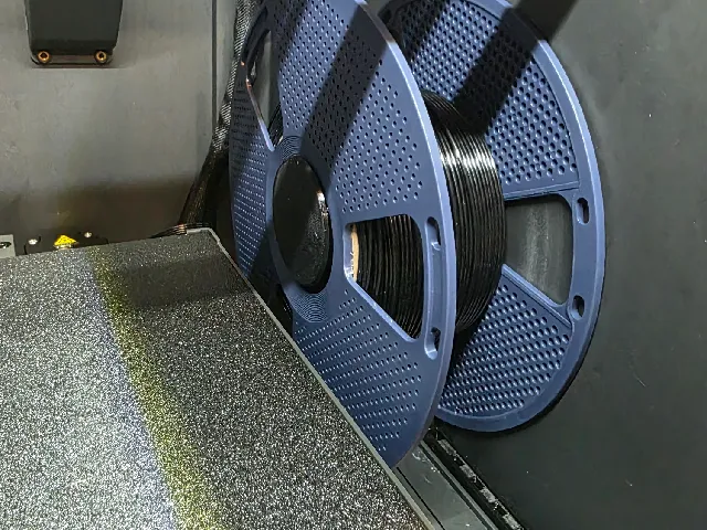 Quick internal spool removal with twist lock