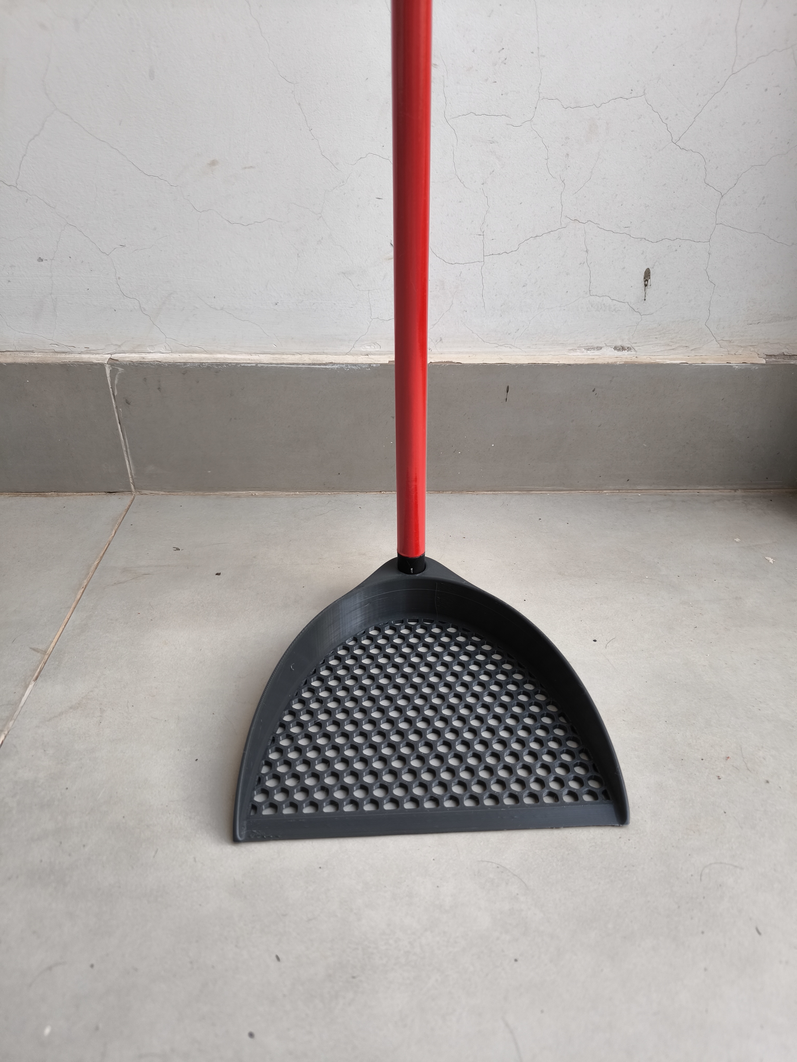 Big poop scoop with broom stick screw mount