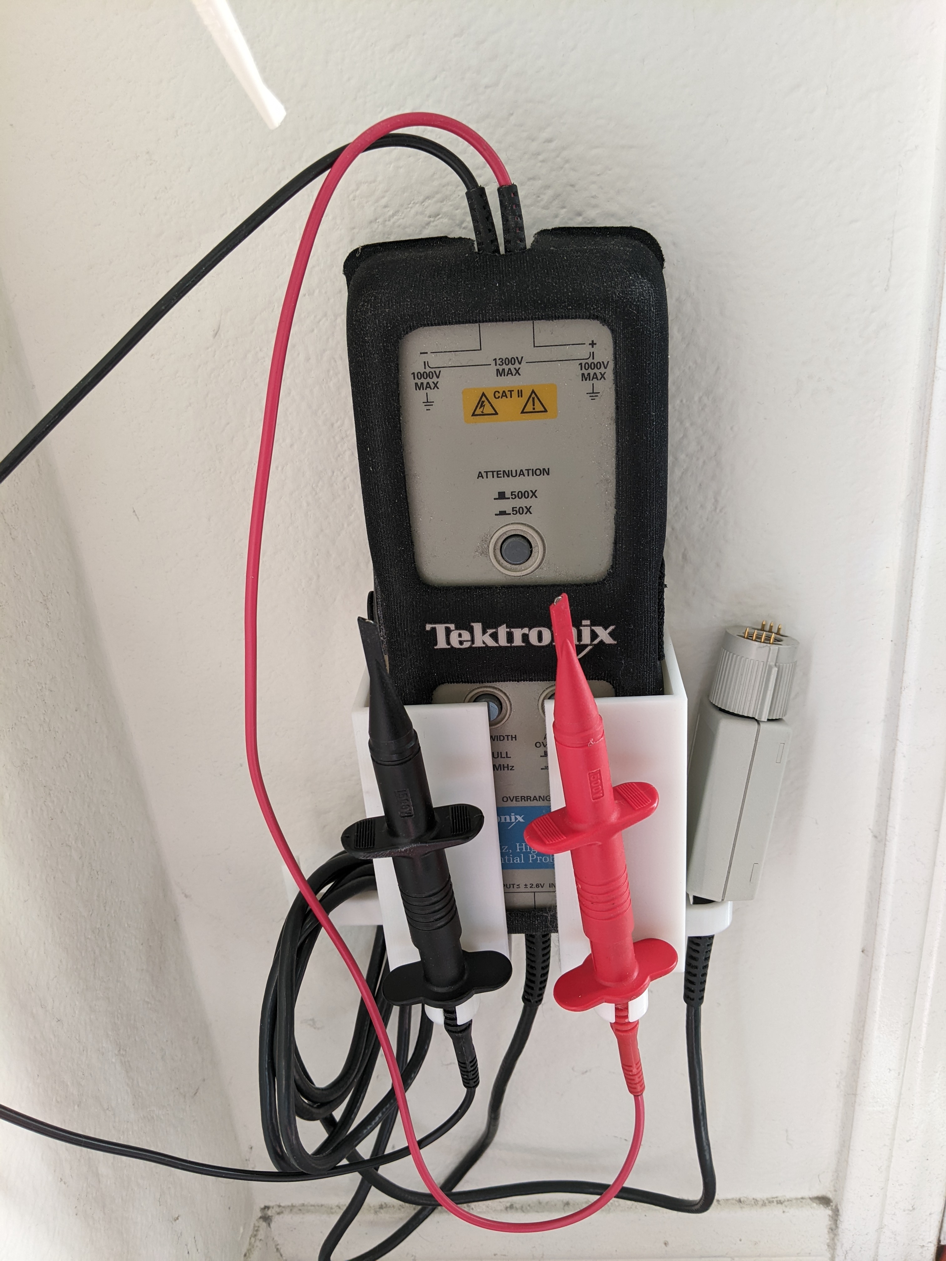 Tektronix P5205 High Voltage Differential Probe Box