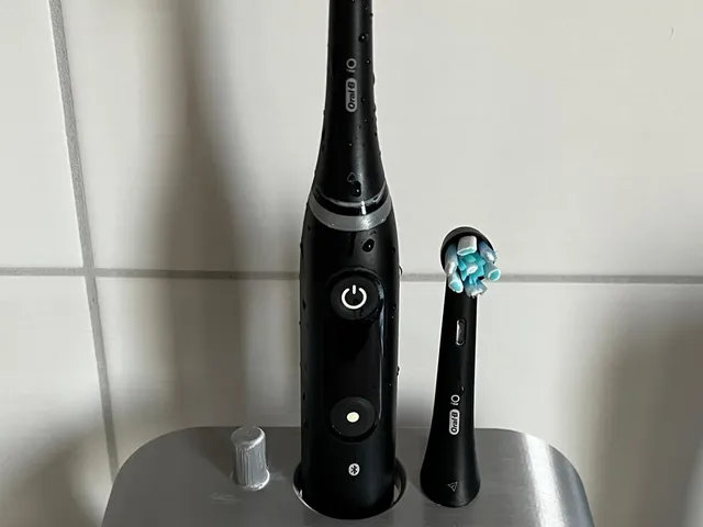 OralB iO Toothbrush and head holder