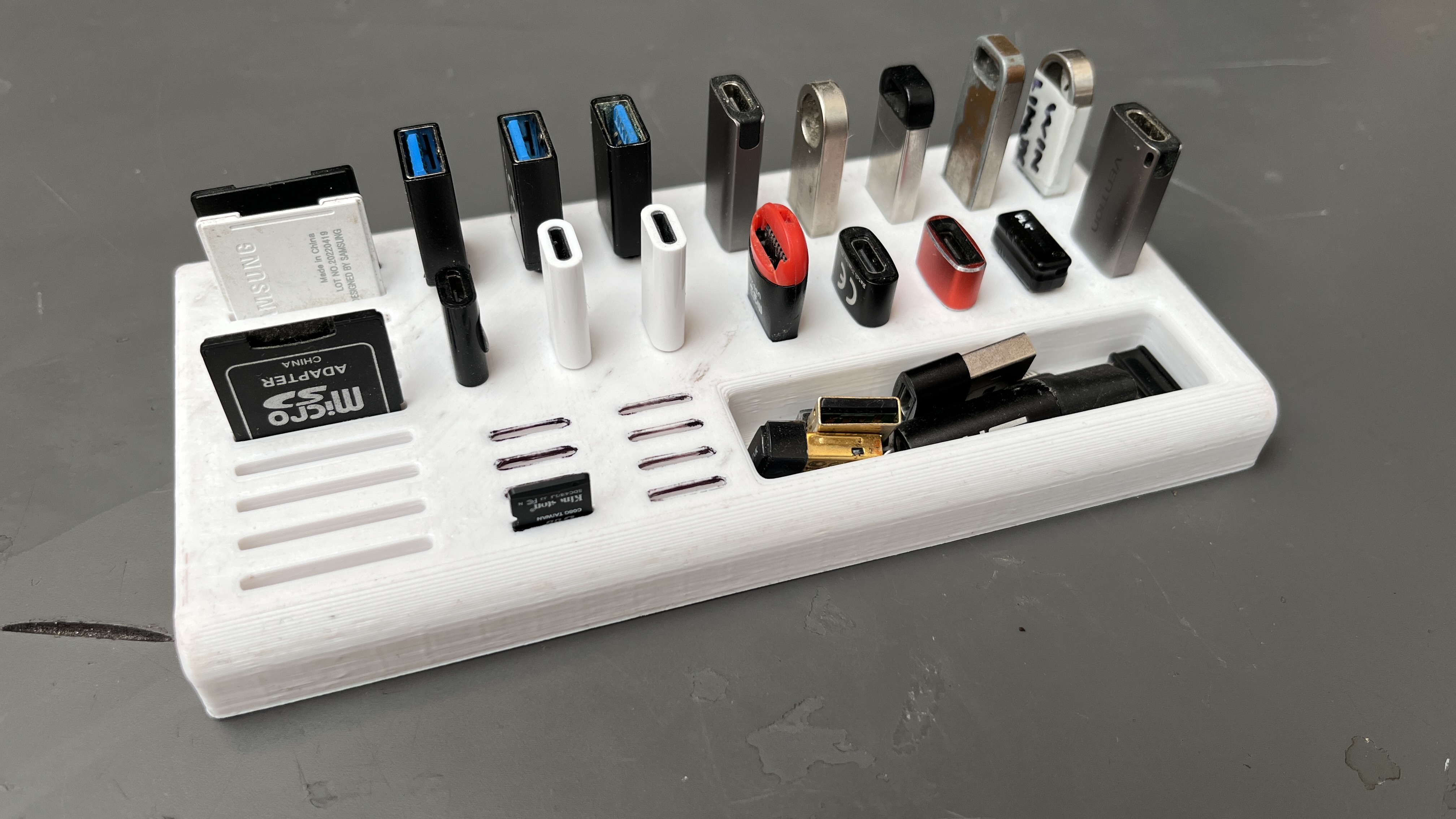 Holder for USB-C, USB-A, microSD and SD card. / Organizer na USB-A, USB-C a SD karty.