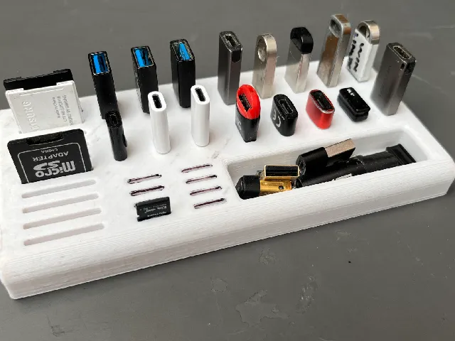 Holder for USB-C, USB-A, microSD and SD card. / Organizer na USB-A, USB-C a SD karty.