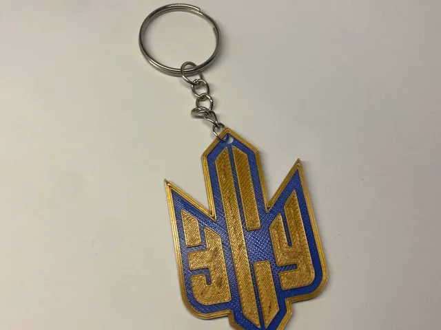 Брелок із тризубом та написом