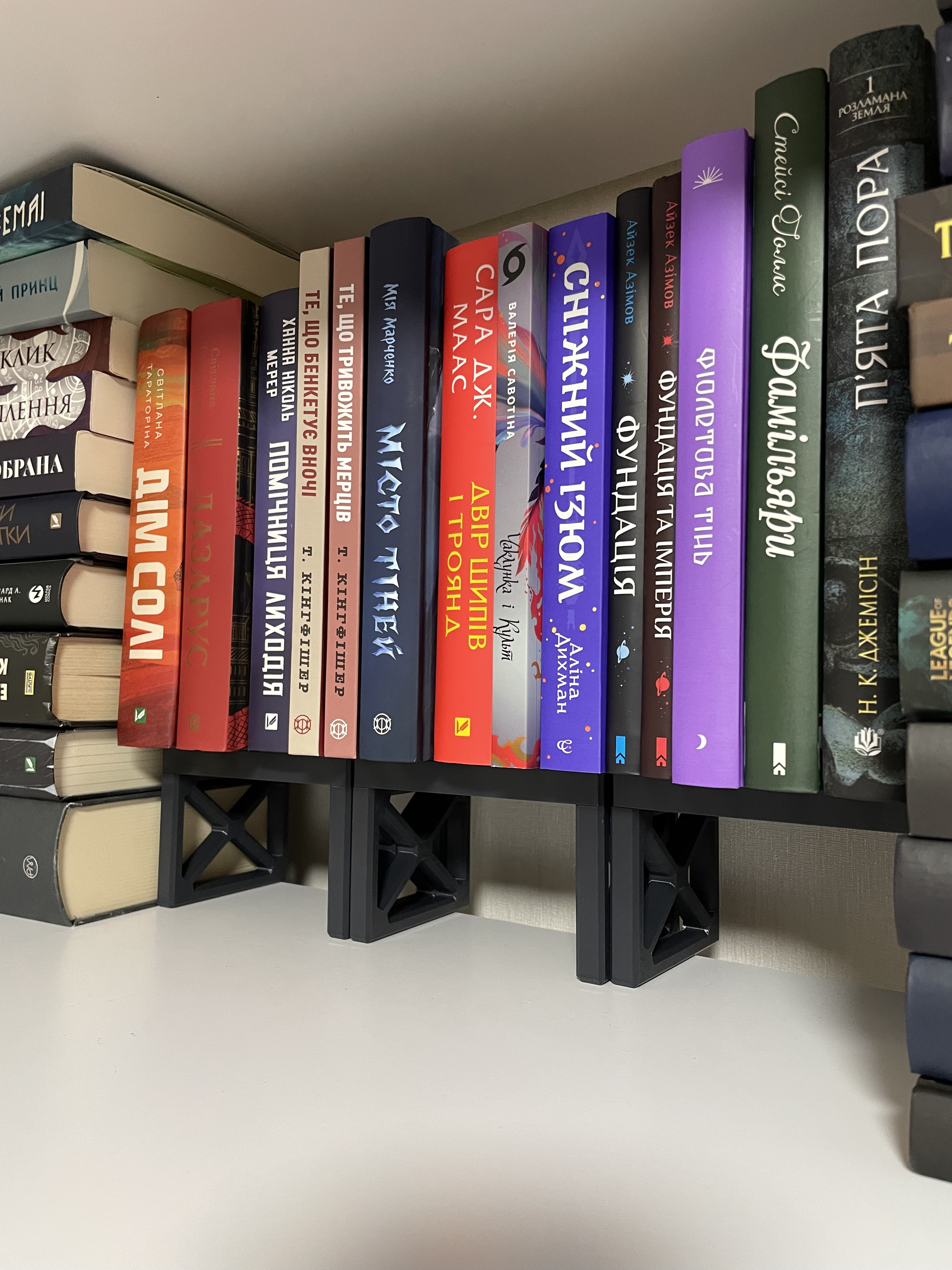 Book raiser for bookshelf