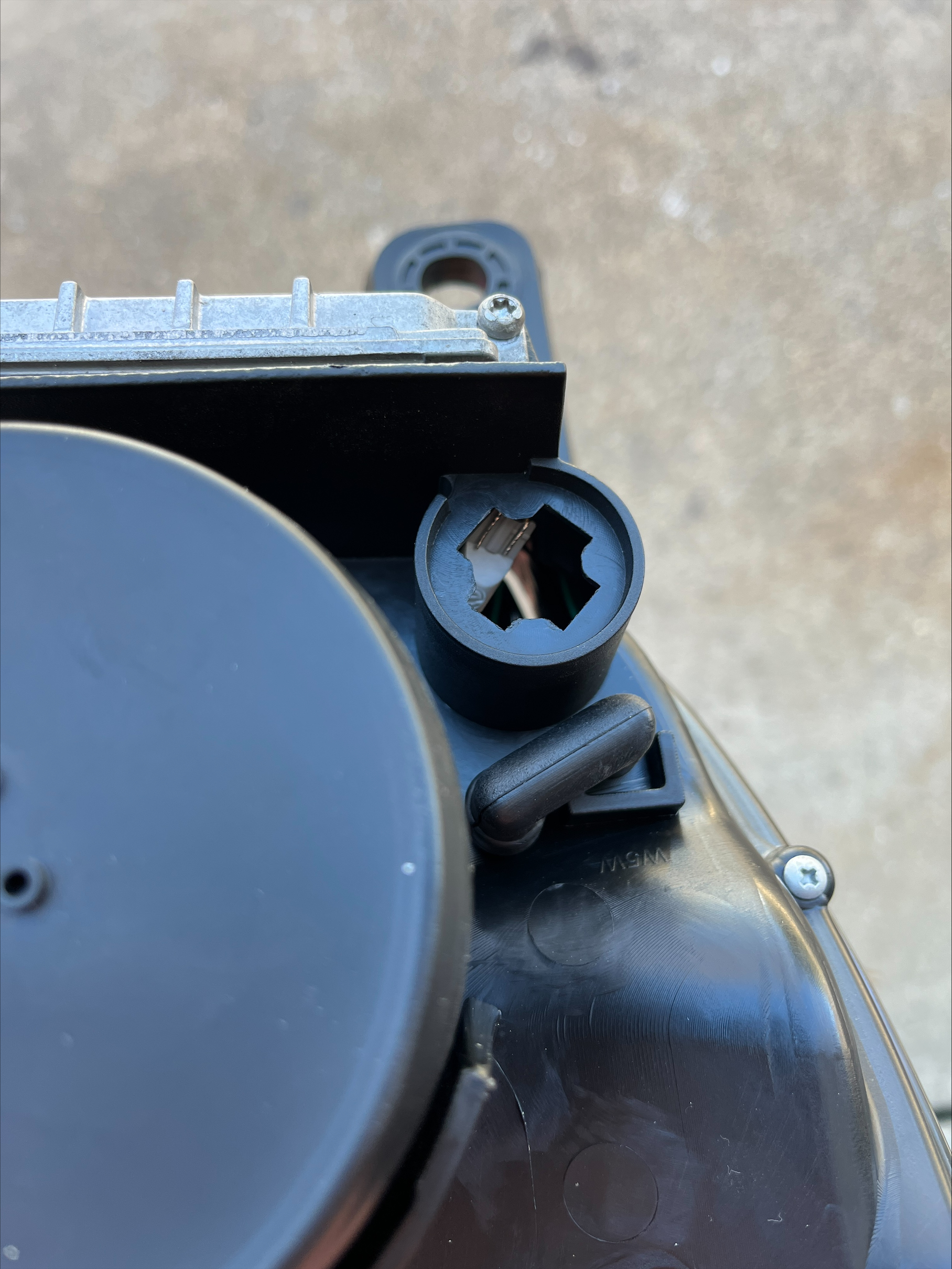 Spyder Headlight bulb plug