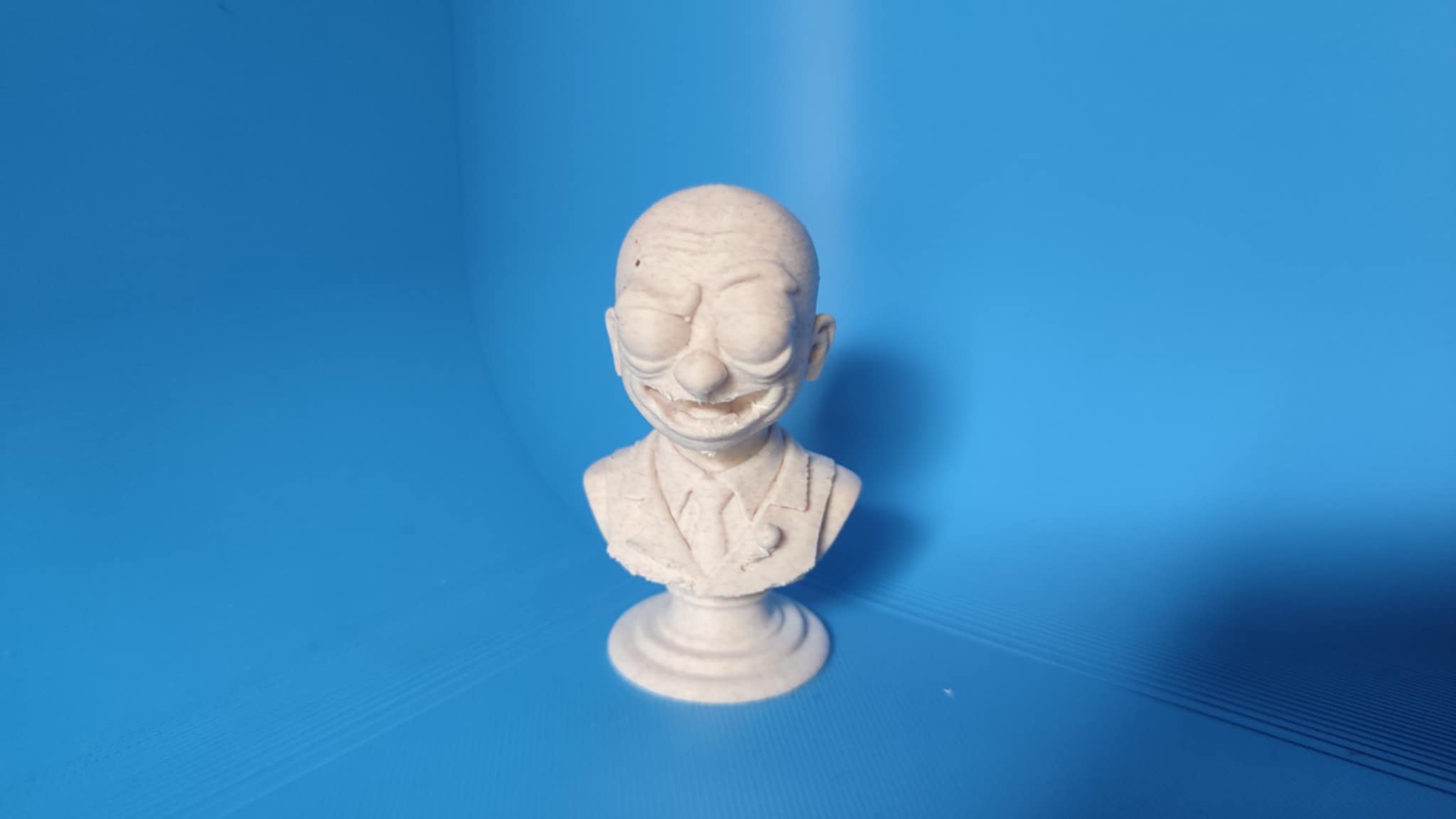 Creepy Blueman Statue — miniatura 3