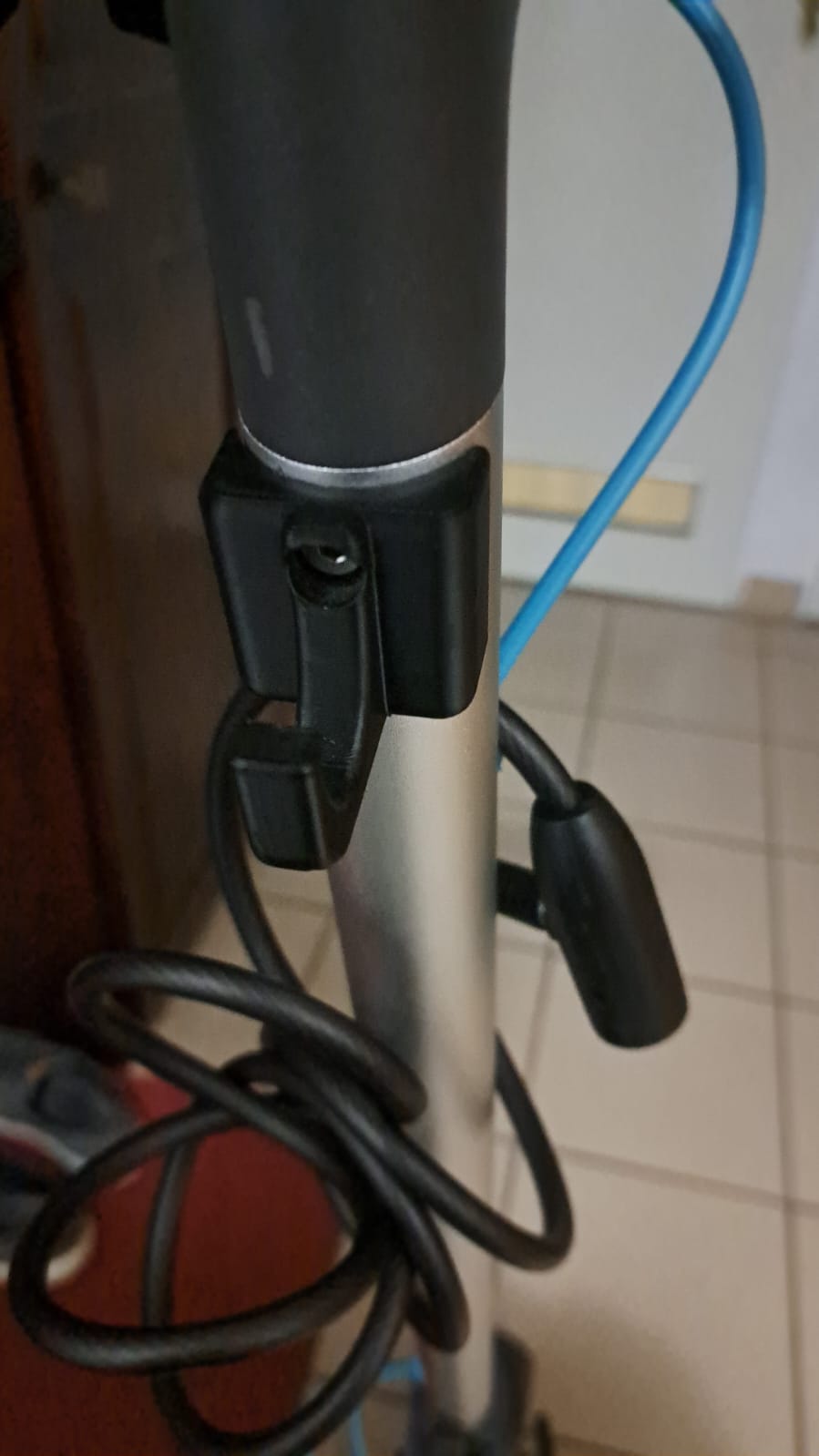 motus scooty 10 lite bag hook