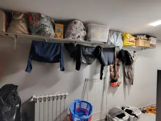 Rope support to hung clothes for under a shelf