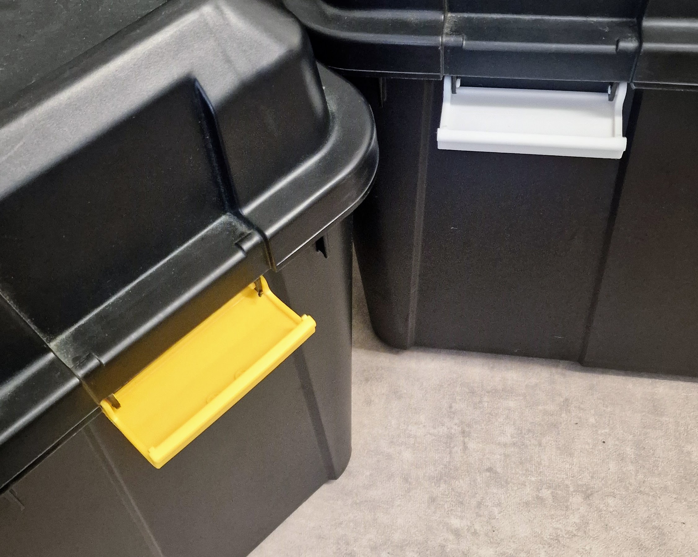 Trunk closure, plastic container. Fermeture malle , bac en plastique