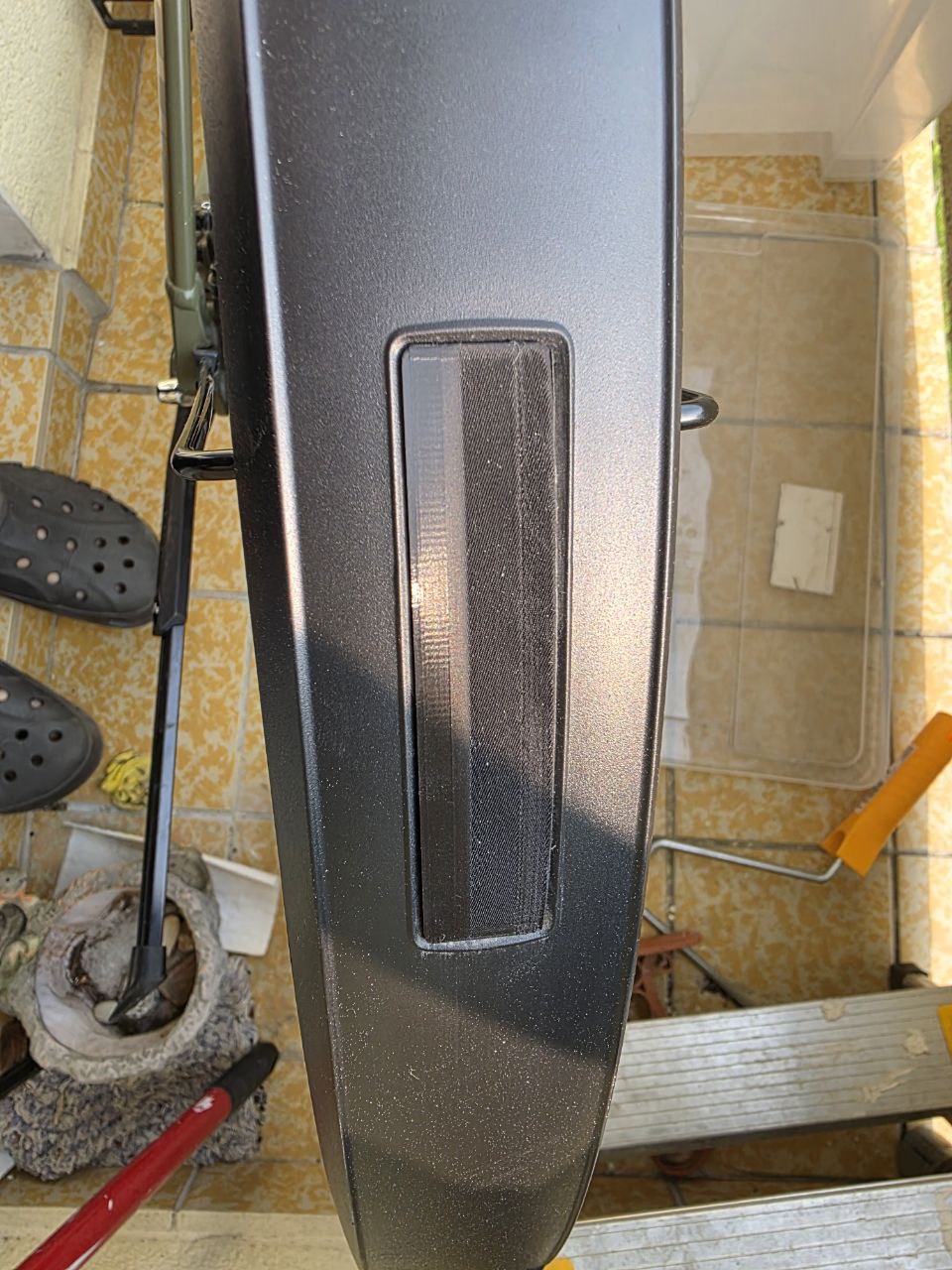 Acid cube mudguard read insert with hooks for stays