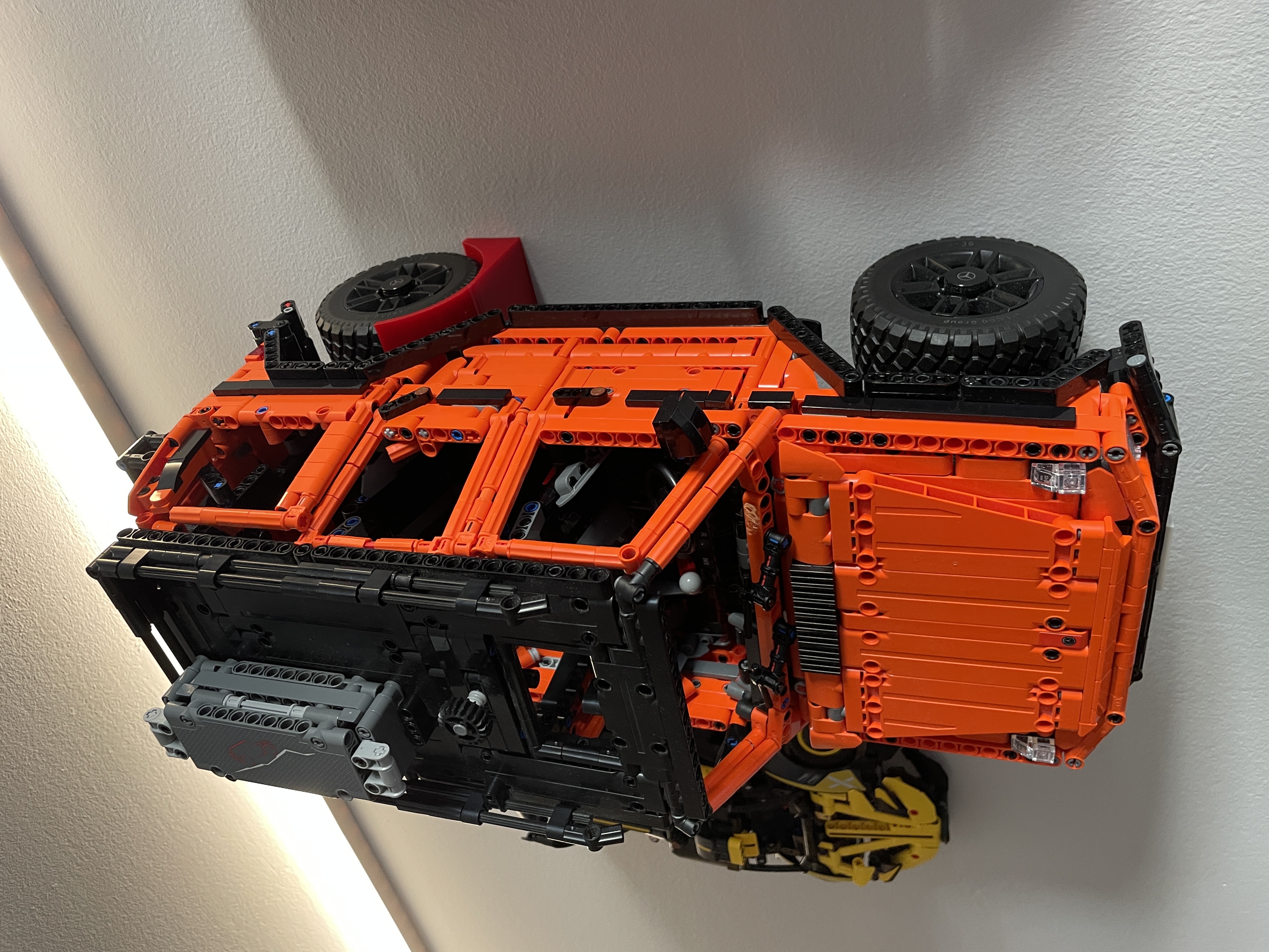 Wall mount for LEGO Technic Mercedes-Benz 42177