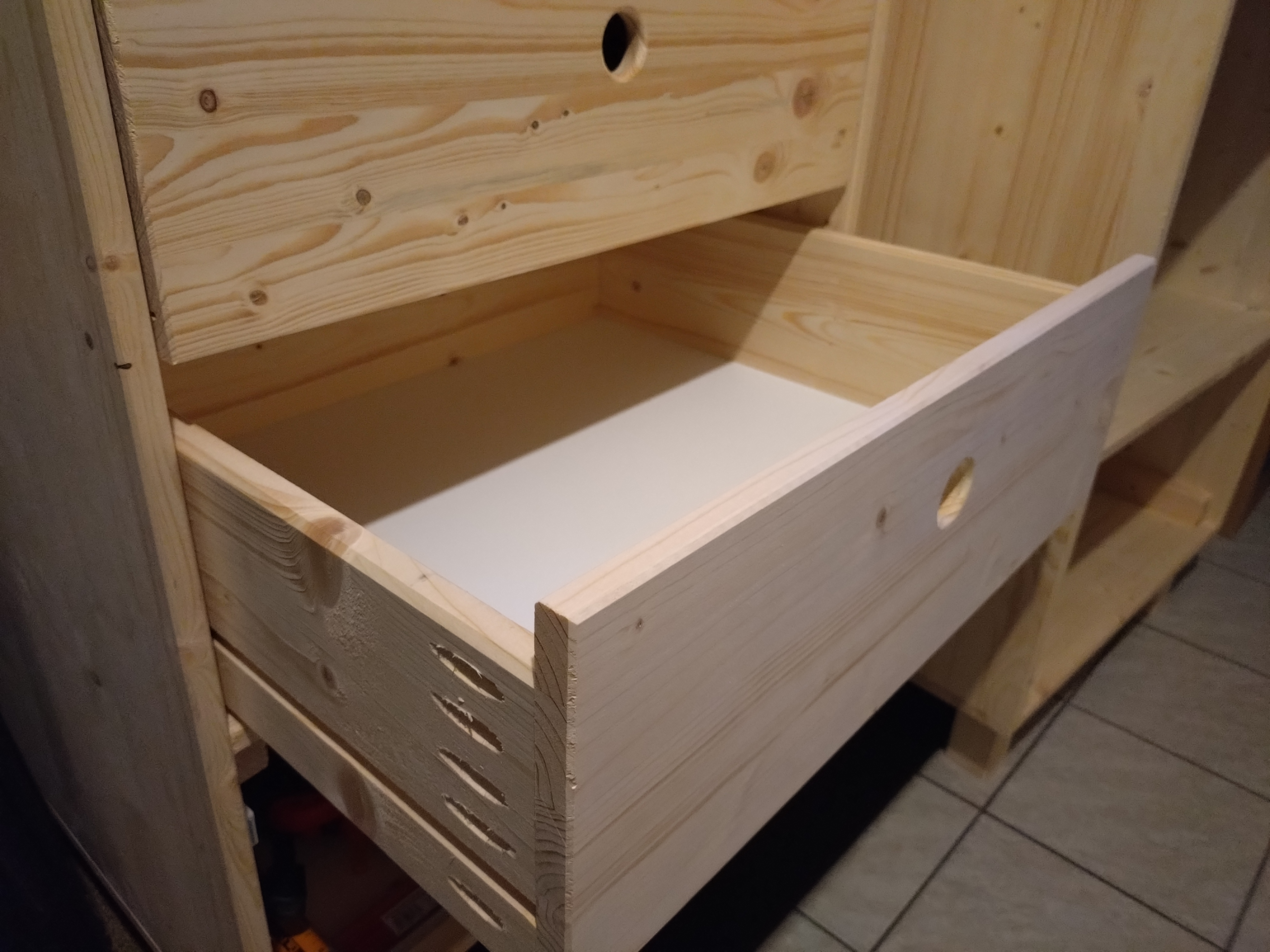 Slides and Jigs for Drawers (Schubladenauszug mit Hilfmittel)