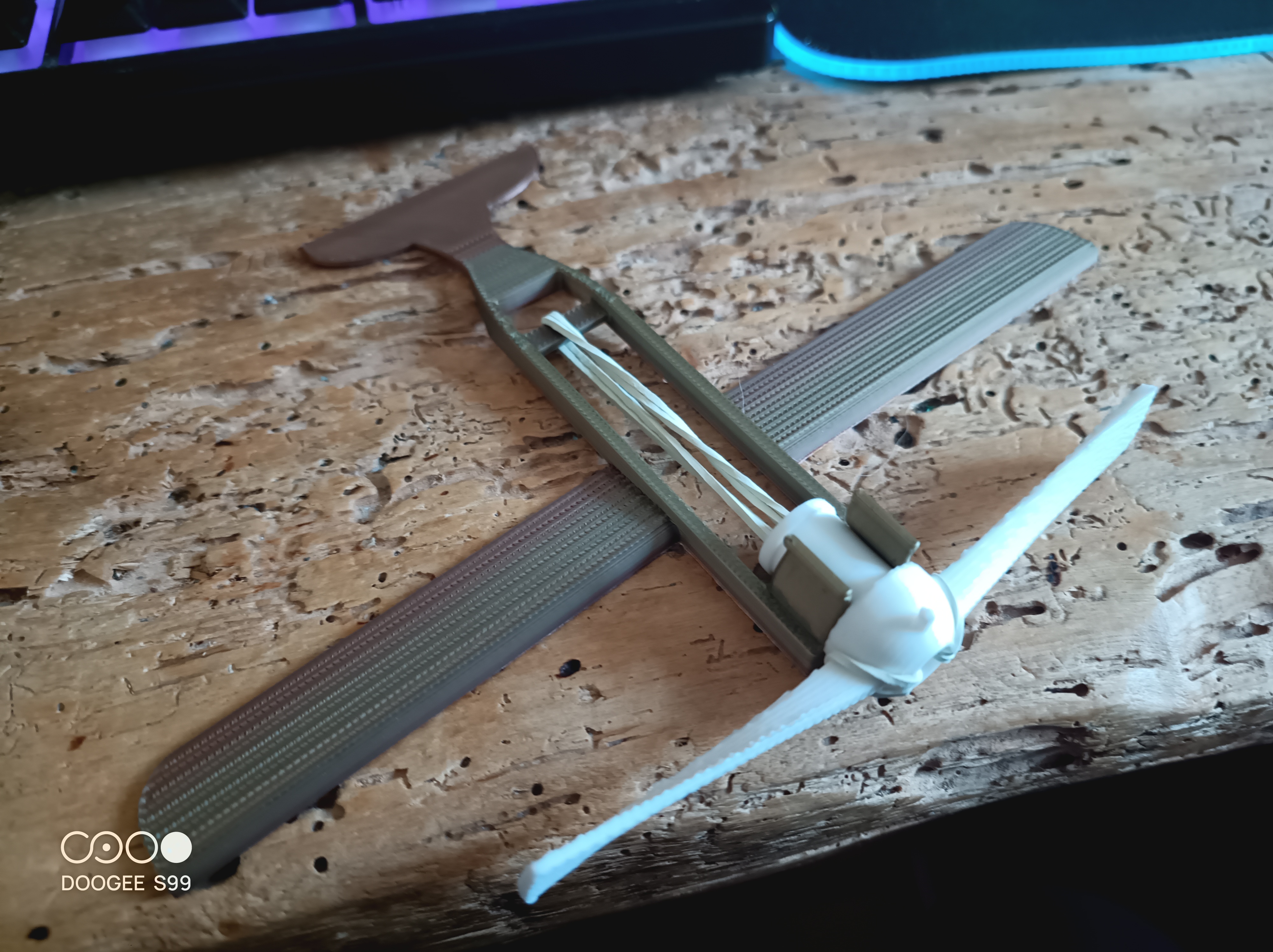 rubber plane / avion — miniatura 6