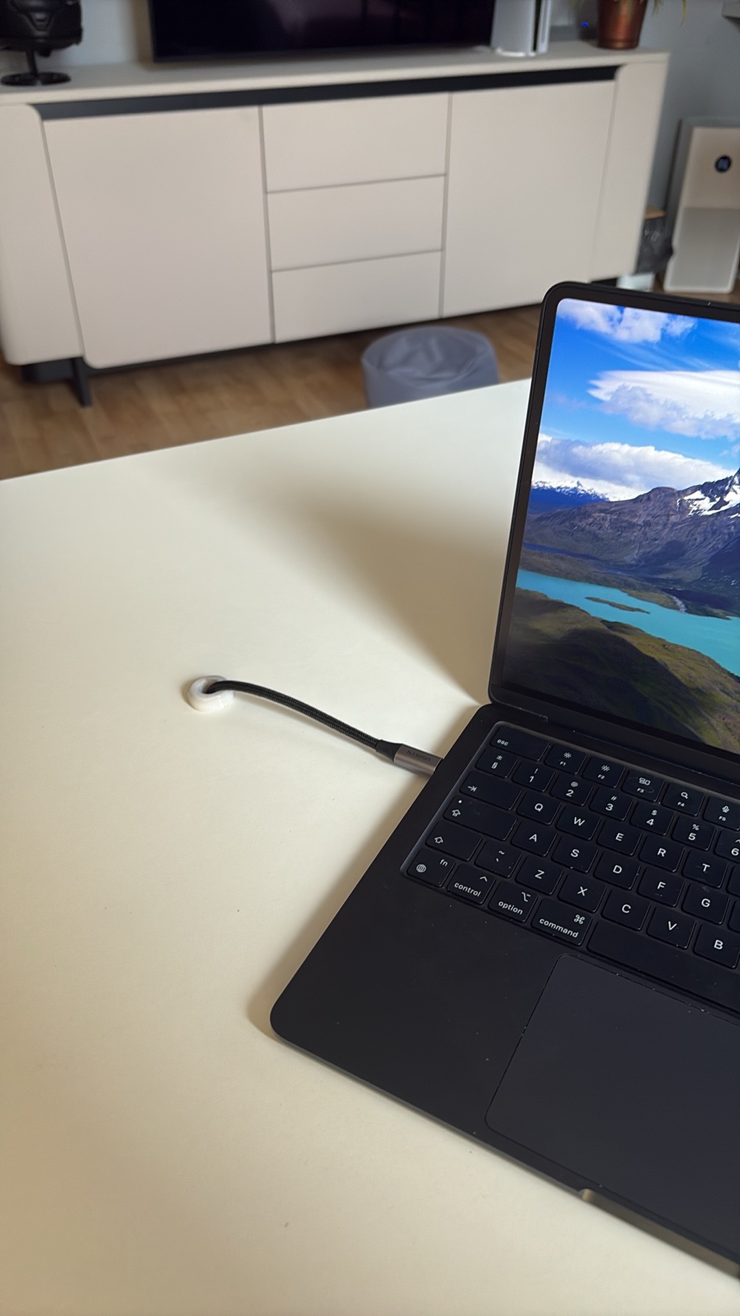 Przepust kablowy (np. 1 USB-C)