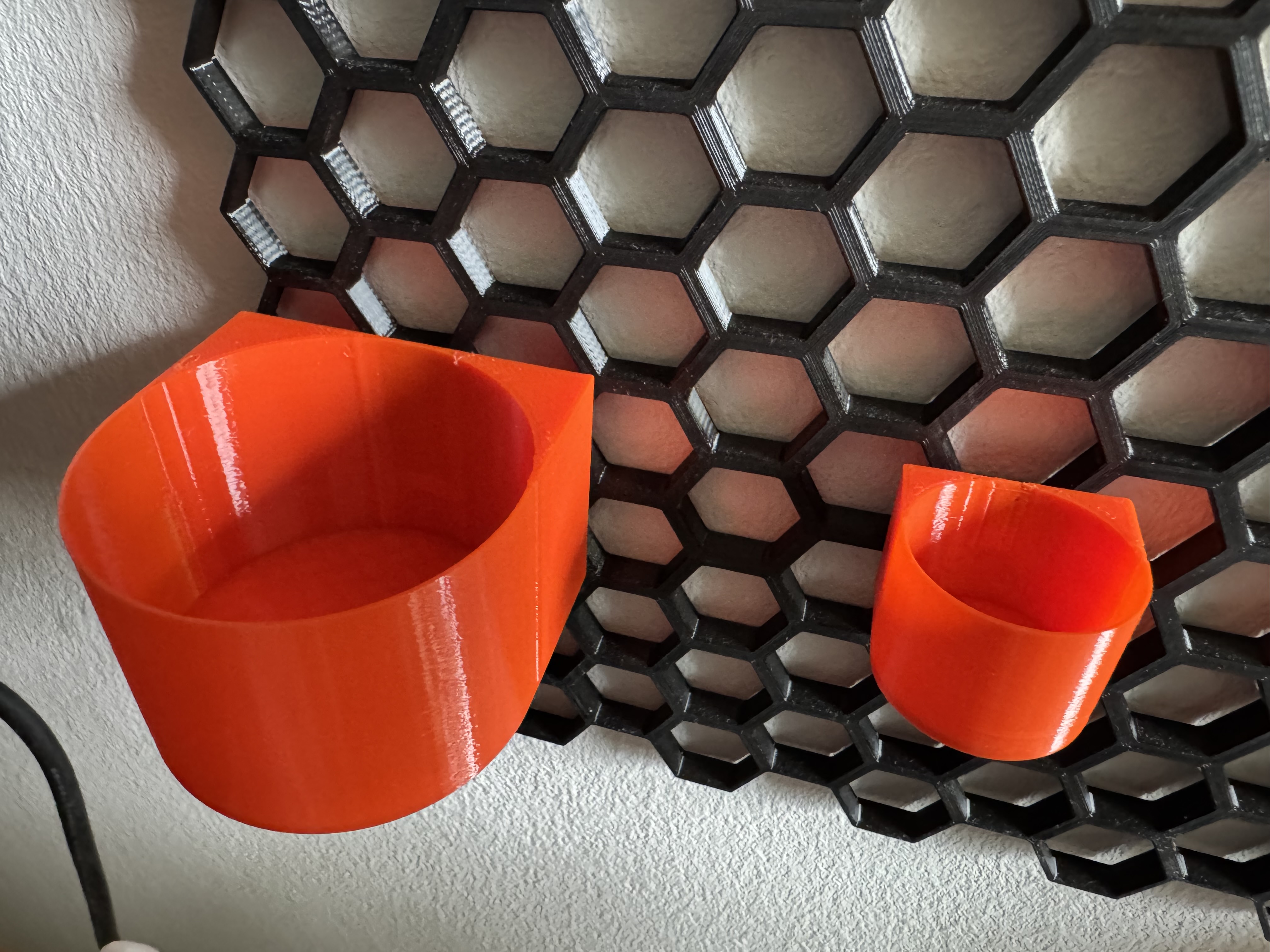 HSW honeycomb parametrizable bottle or can holder with OpenSCAD