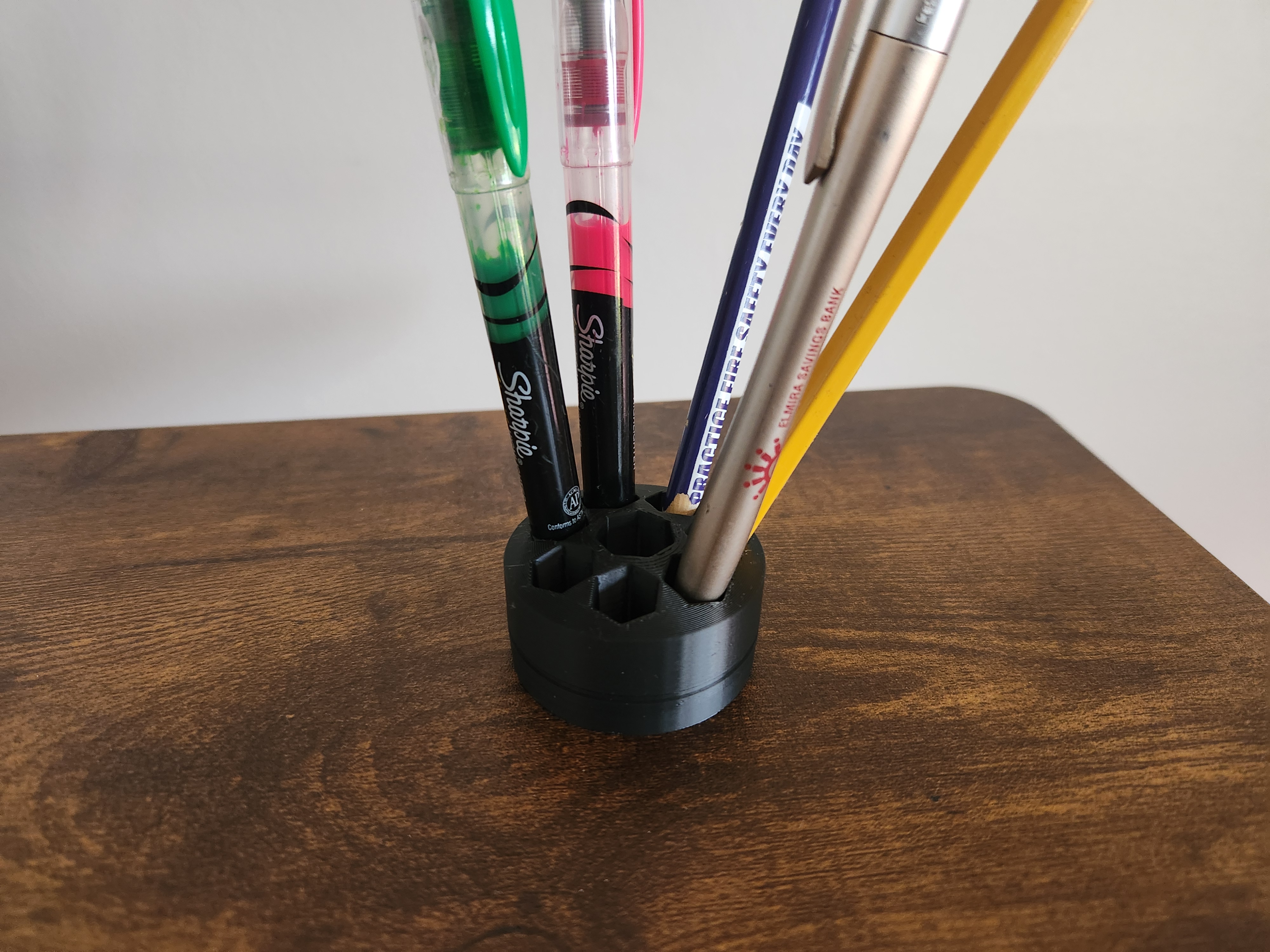 Compact Angled Hex Pen Holder – Minimal Desk Organizer 3D model