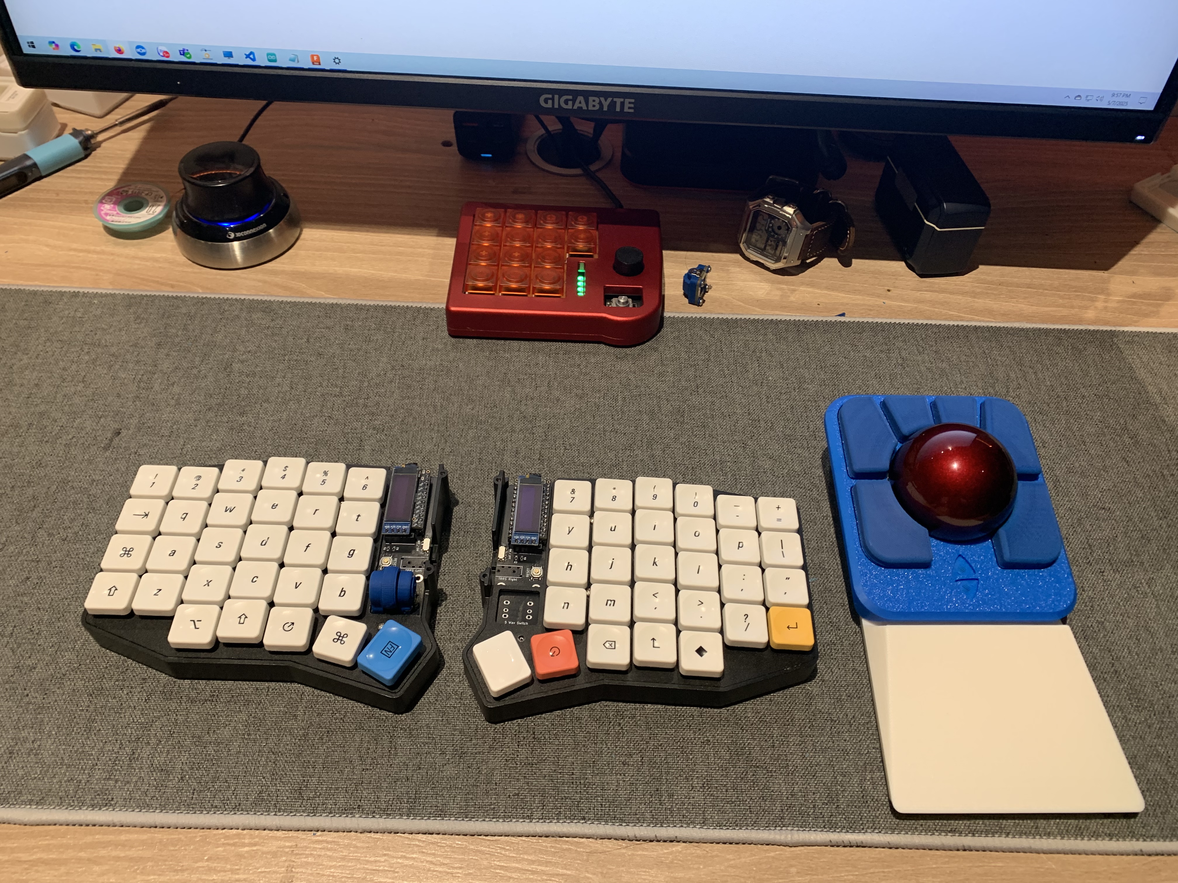 Ploopy adept bottom with handwrest