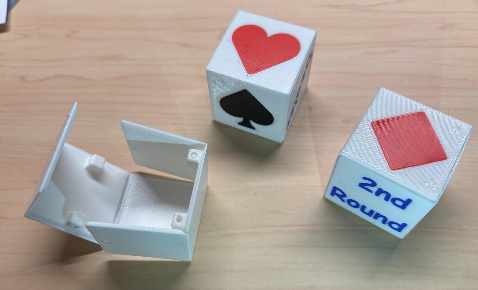 38mm (1" 9/16) Euchre Cube with living hinges