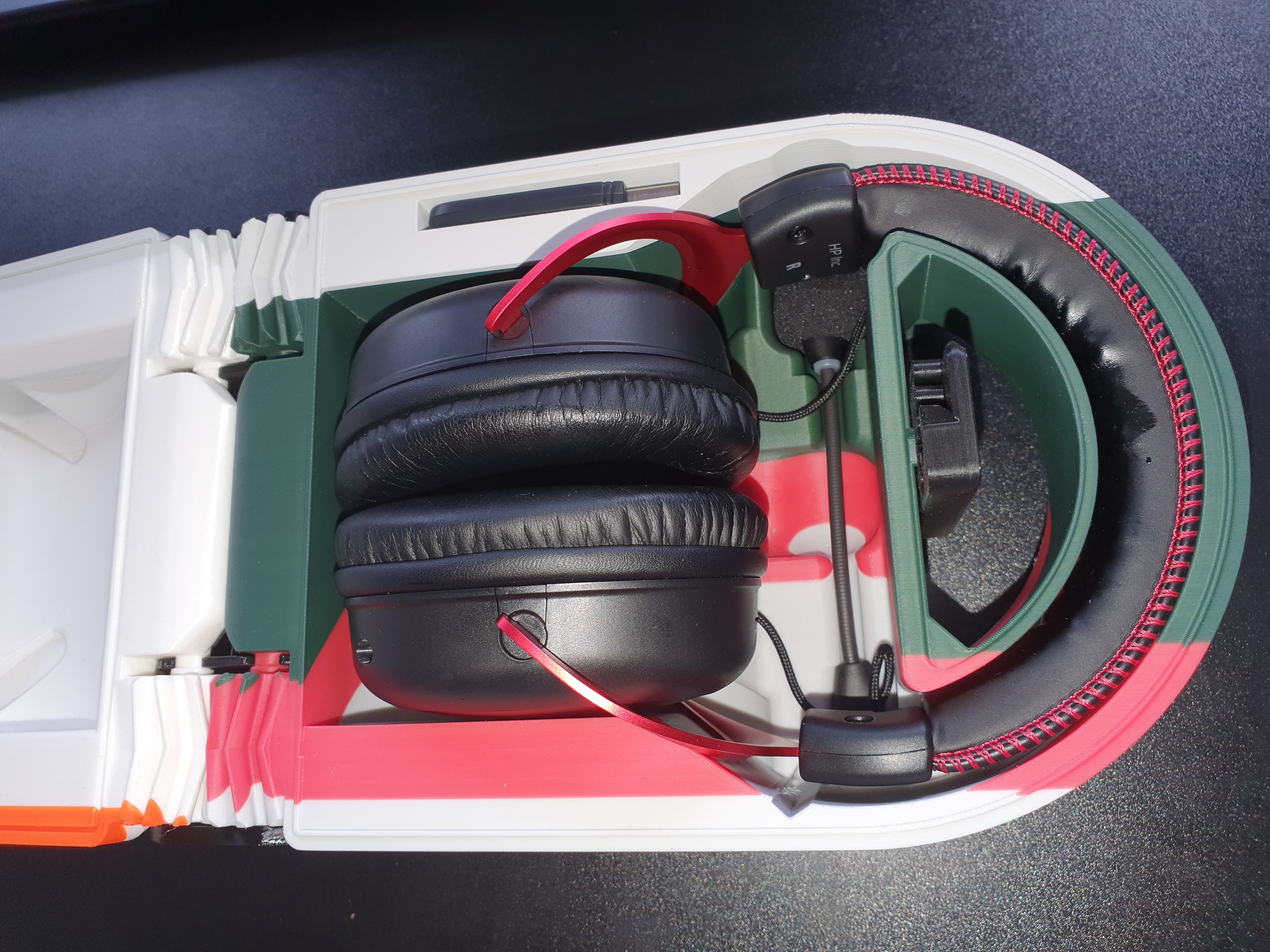 Transportbox "HyperX Cloud II Wireless Gaming-Headset". Steps available.