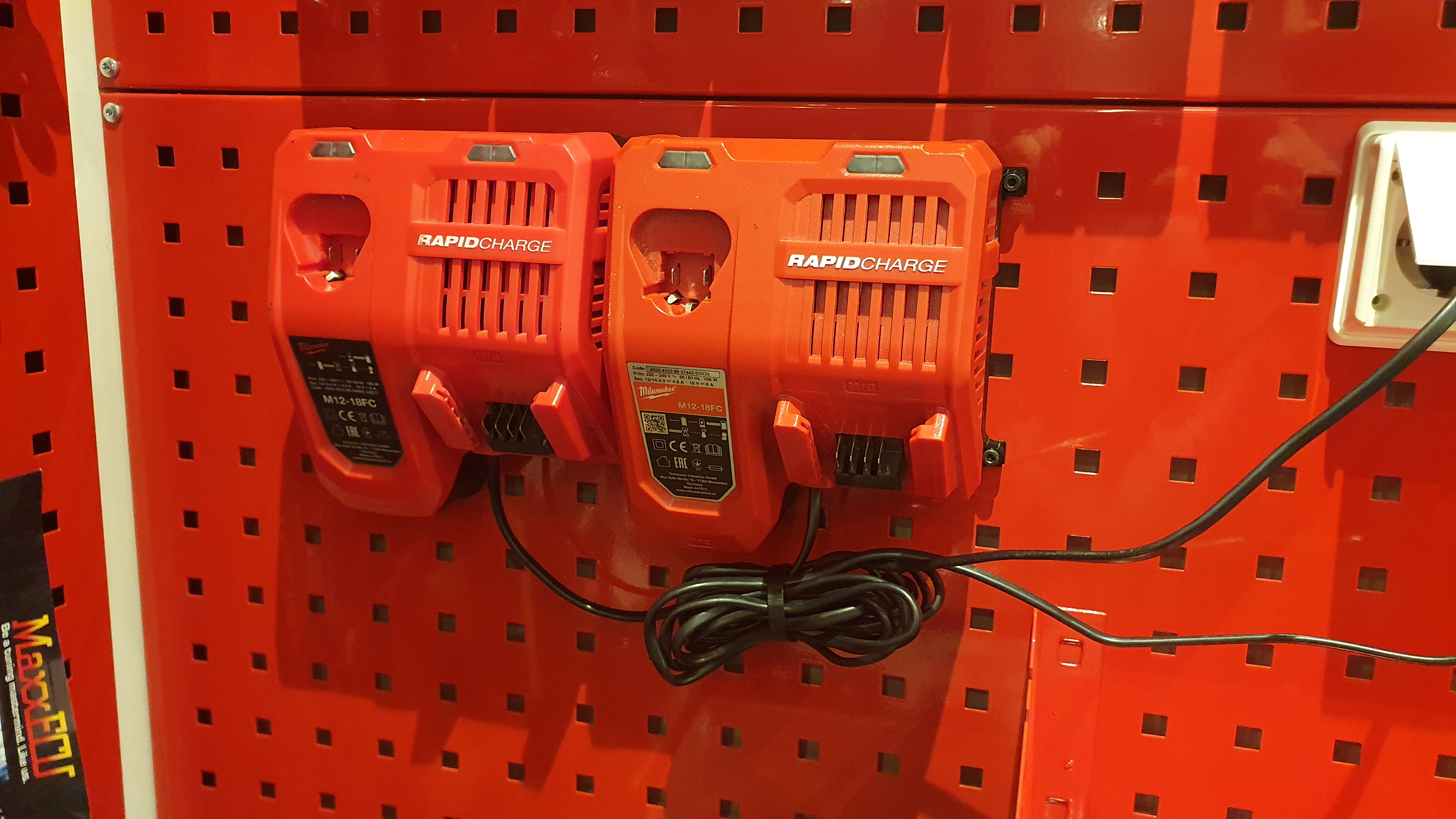 Milwaukee M12-18FC Rapid Charger wall mount (38x38mm grid)