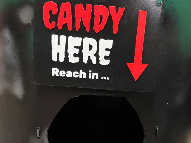 Candy Here – Spooky Halloween Sign (Multicolor, no AMS waste)