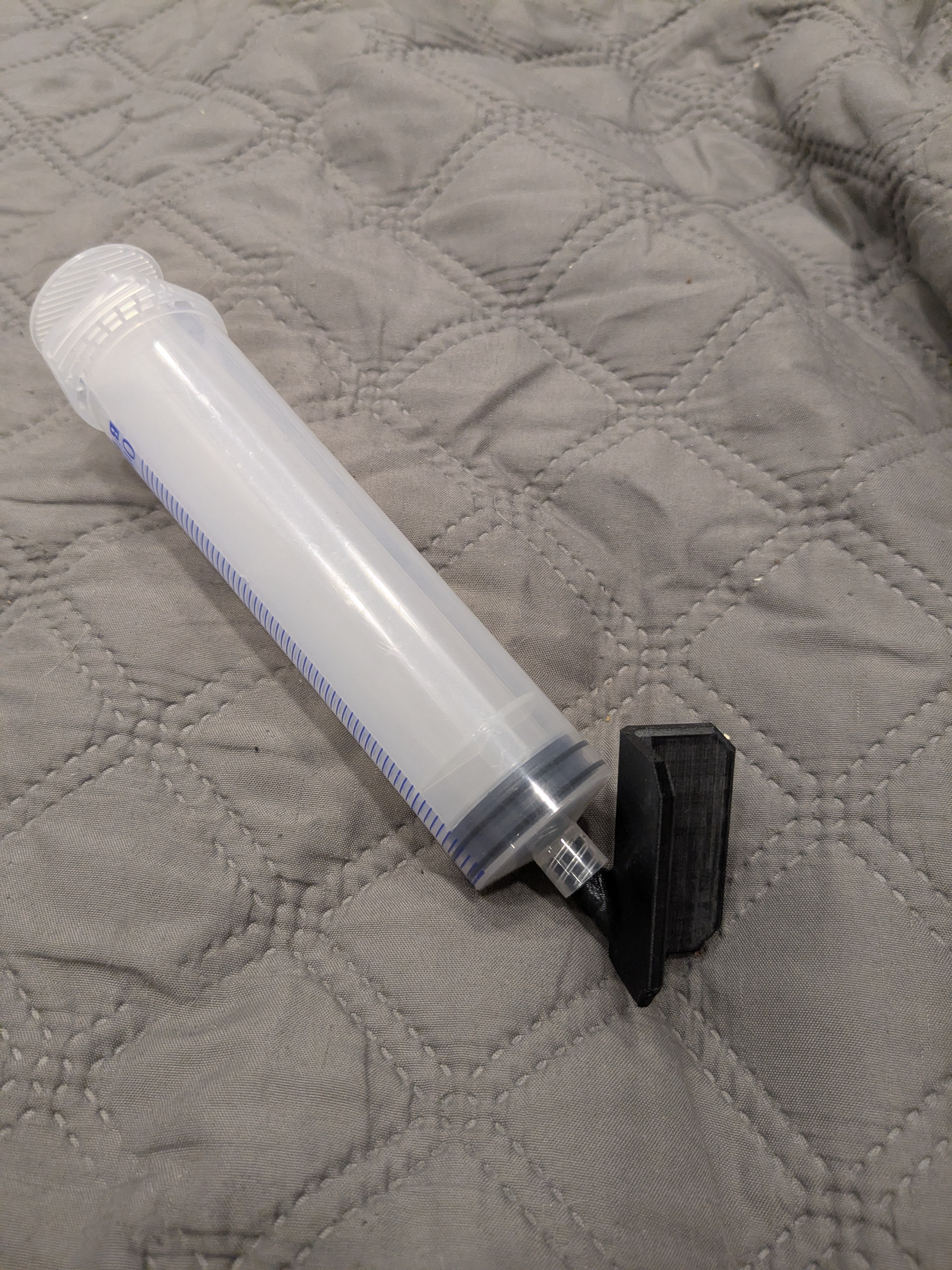 Syringe attachment for grouting external tile corners (Насадка на шприц для затирки внешних углов плитки)