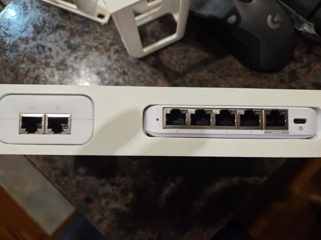 Unifi PoE+ Injector and Flex Mini 2.5G switch 10-inch Rack Mount