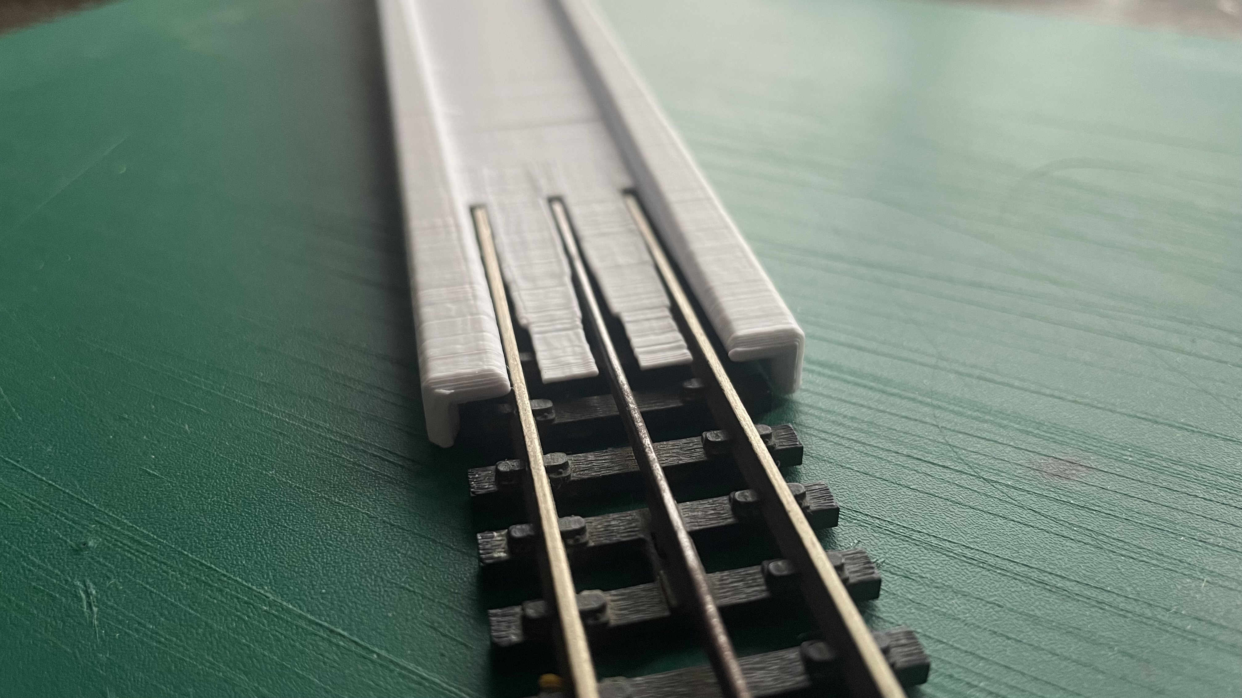 H0 slide rerailer for Trix Express DC track