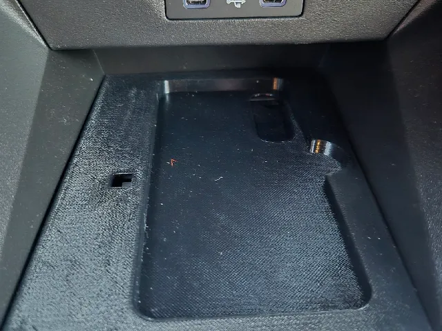 Renault Clio 6 - wireless charger phone tray